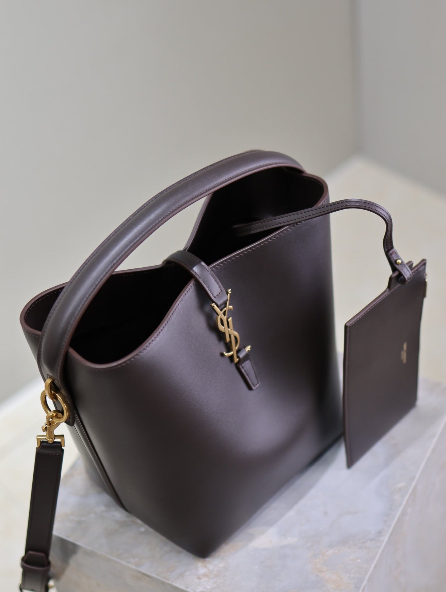 LE 37 MEDIUM BUCKET BAG 26 IN BRUNETTE BROWN CALFSKIN GOLD HARDWARE