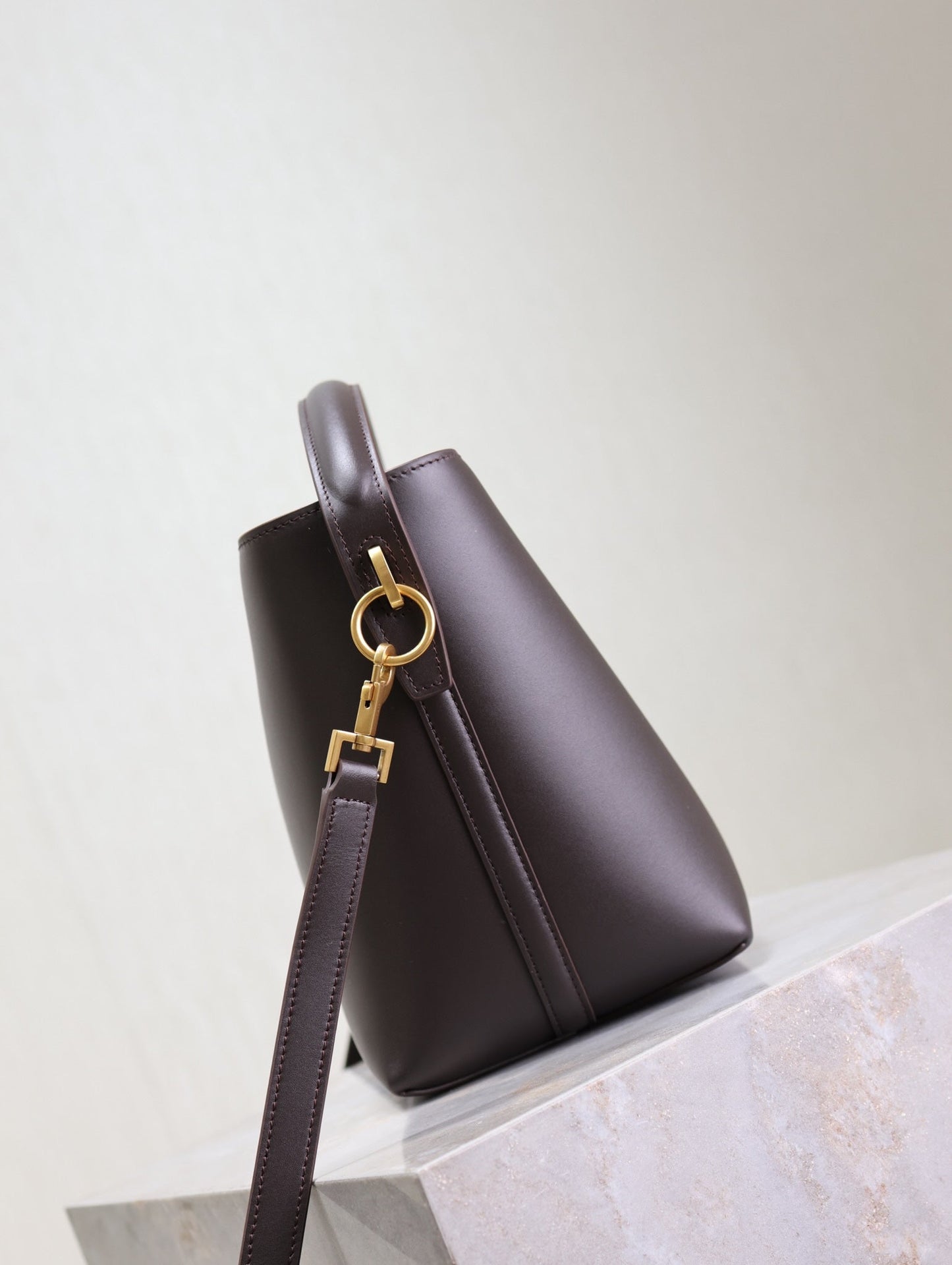 LE 37 SMALL BUCKET BAG 20 IN BRUNETTE BROWN CALFSKIN GOLD HARDWARE