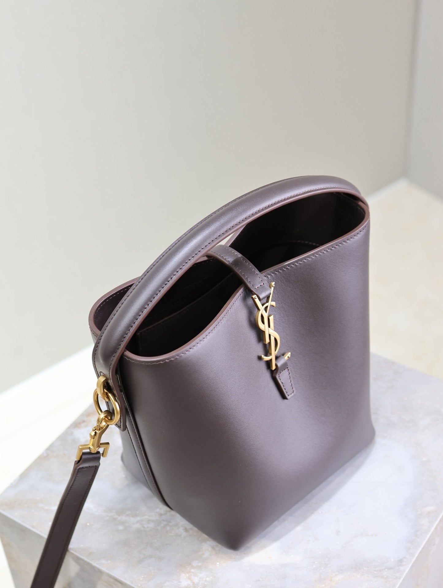 LE 37 SMALL BUCKET BAG 20 IN BRUNETTE BROWN CALFSKIN GOLD HARDWARE