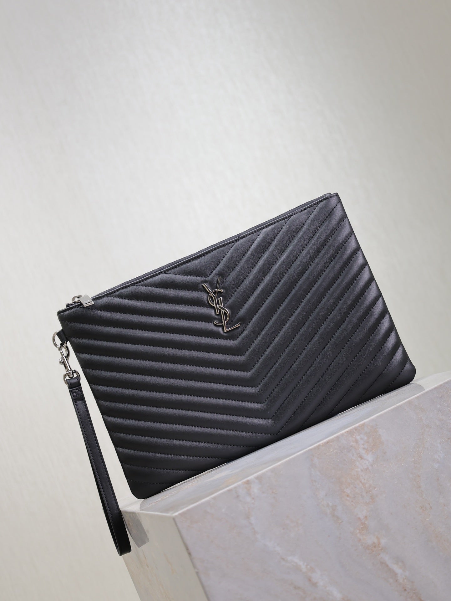 CLUTCH 30 IN BLACK QUILTED CALFSKIN SILVER BUCKLE