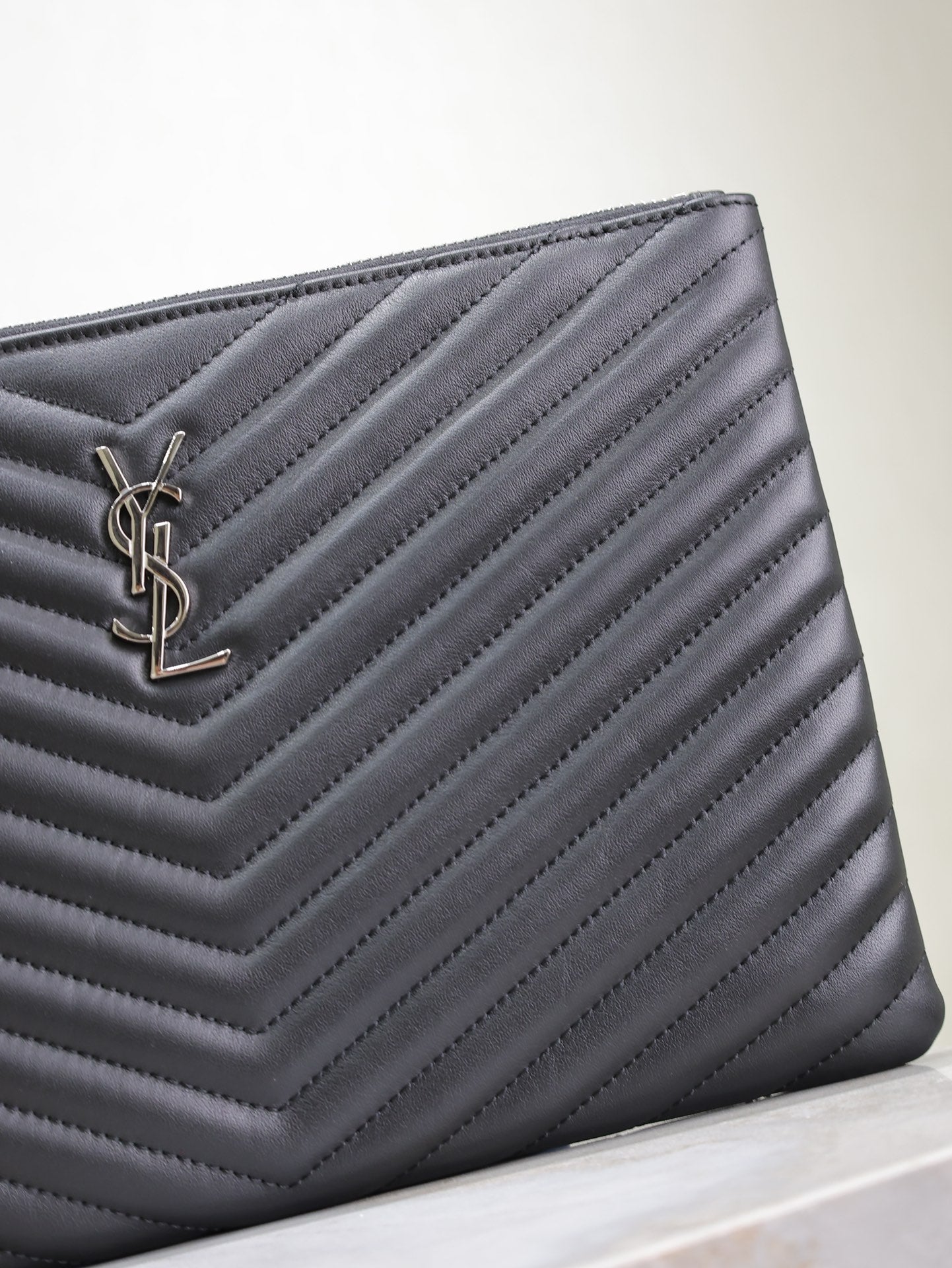 CLUTCH 30 IN BLACK QUILTED CALFSKIN SILVER BUCKLE