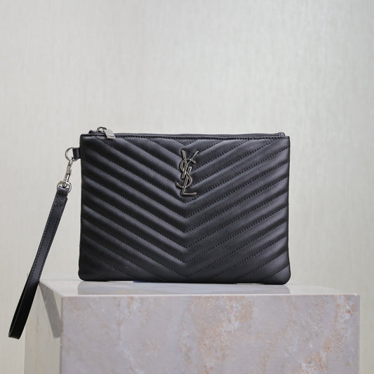 CLUTCH 24 IN BLACK QUILTED CALFSKIN SILVER BUCKLE