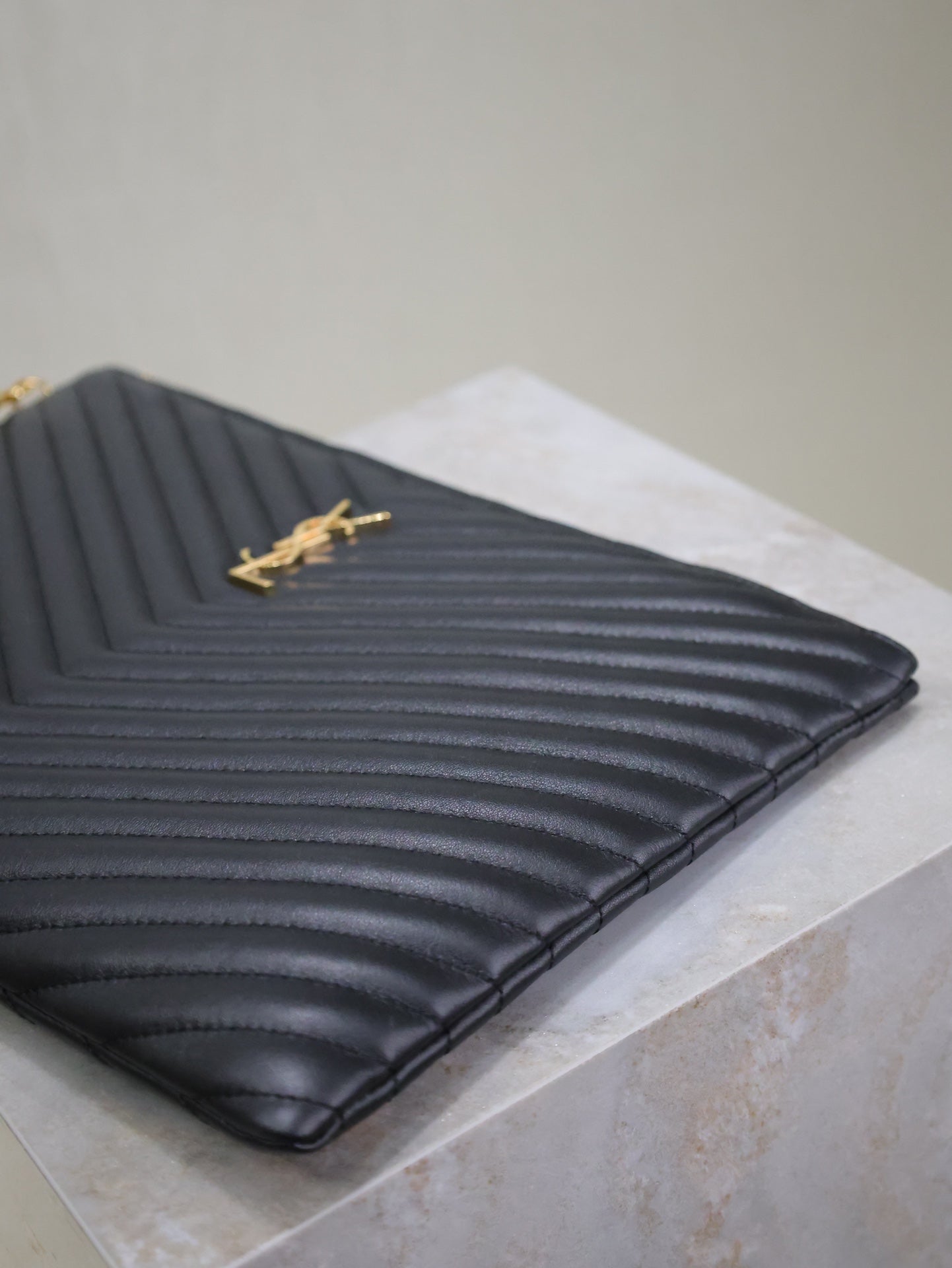 CLUTCH 36 IN BLACK QUILTED CALFSKIN GOLD BUCKLE