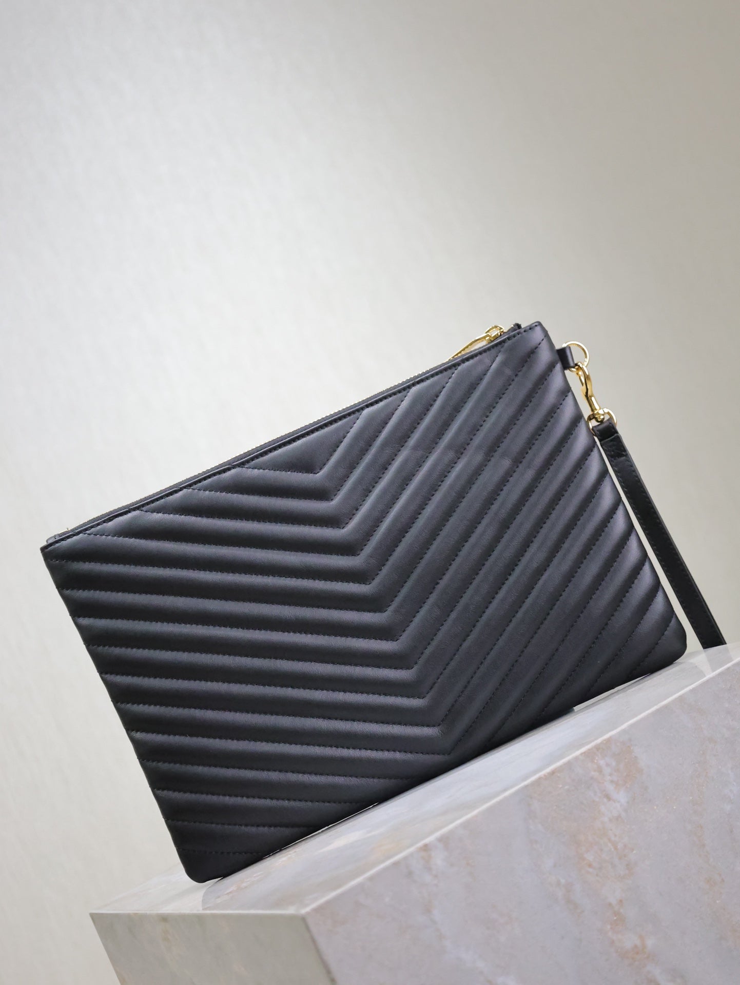 CLUTCH 30 IN BLACK QUILTED CALFSKIN GOLD BUCKLE