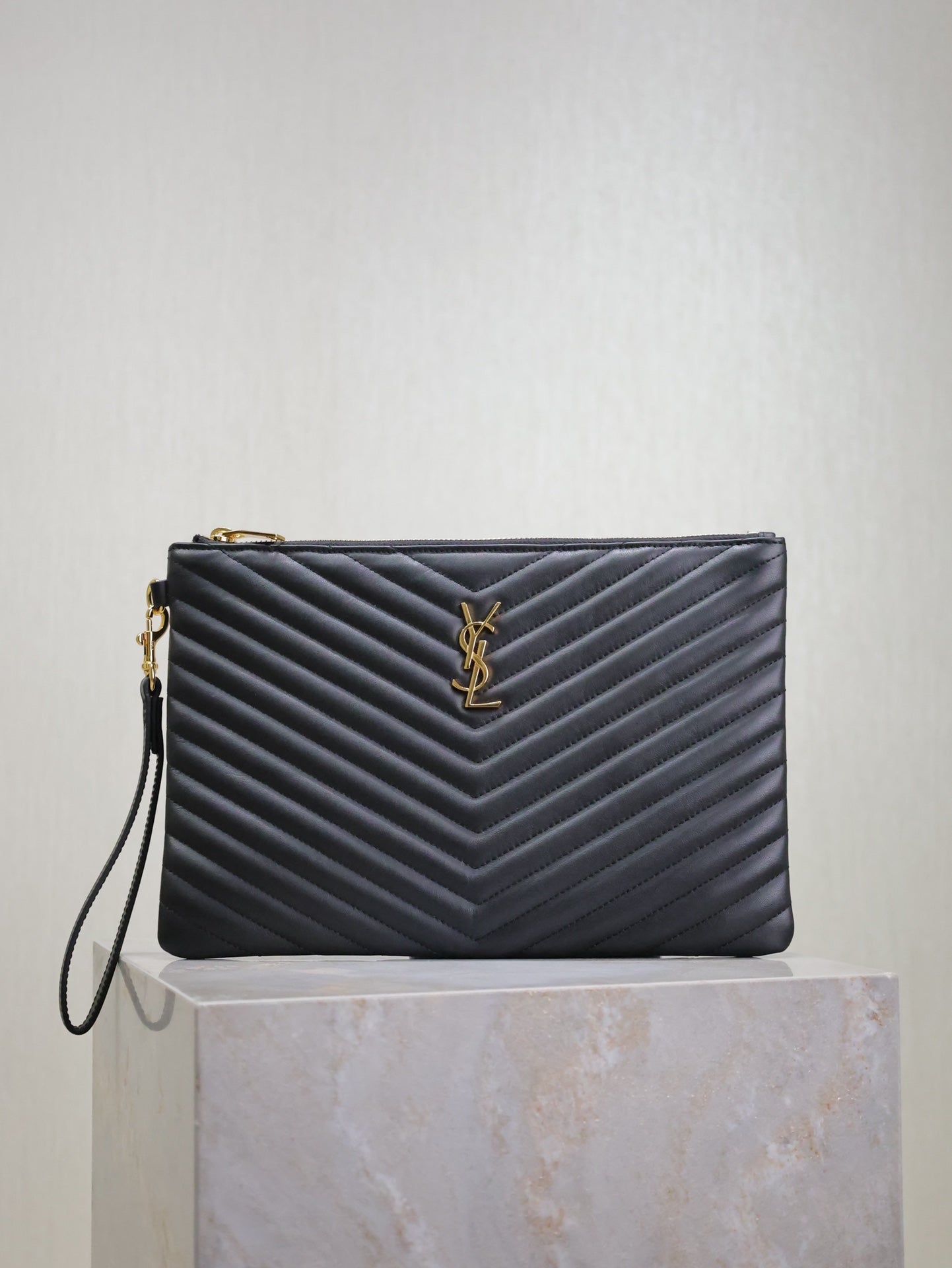 CLUTCH 30 IN BLACK QUILTED CALFSKIN GOLD BUCKLE