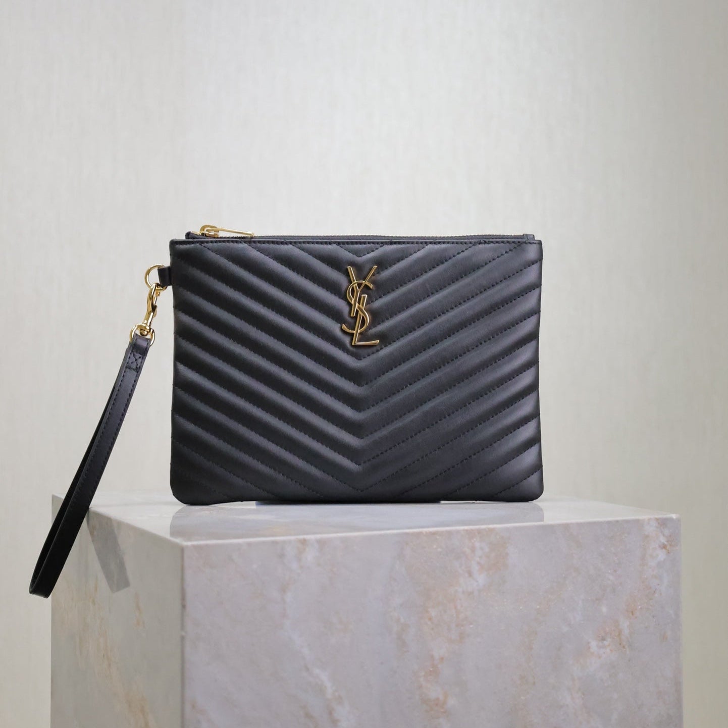 CLUTCH 24 IN BLACK QUILTED CALFSKIN GOLD BUCKLE