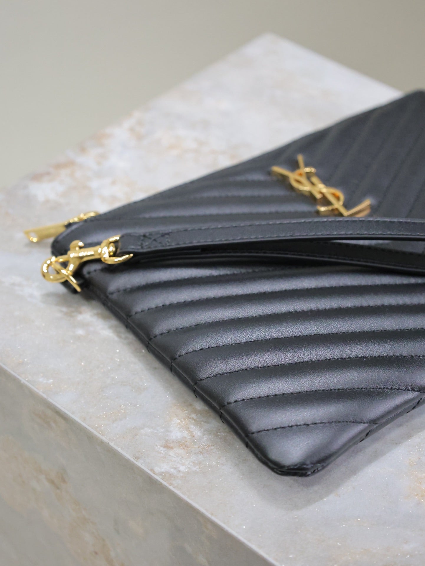 CLUTCH 24 IN BLACK QUILTED CALFSKIN GOLD BUCKLE