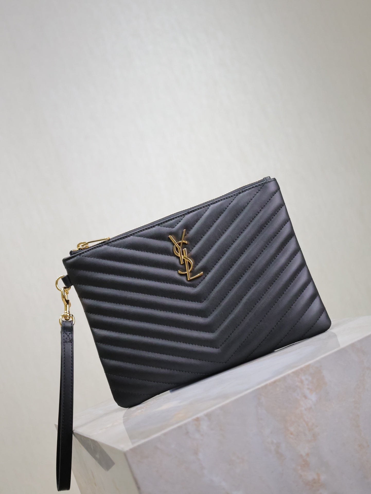 CLUTCH 24 IN BLACK QUILTED CALFSKIN GOLD BUCKLE