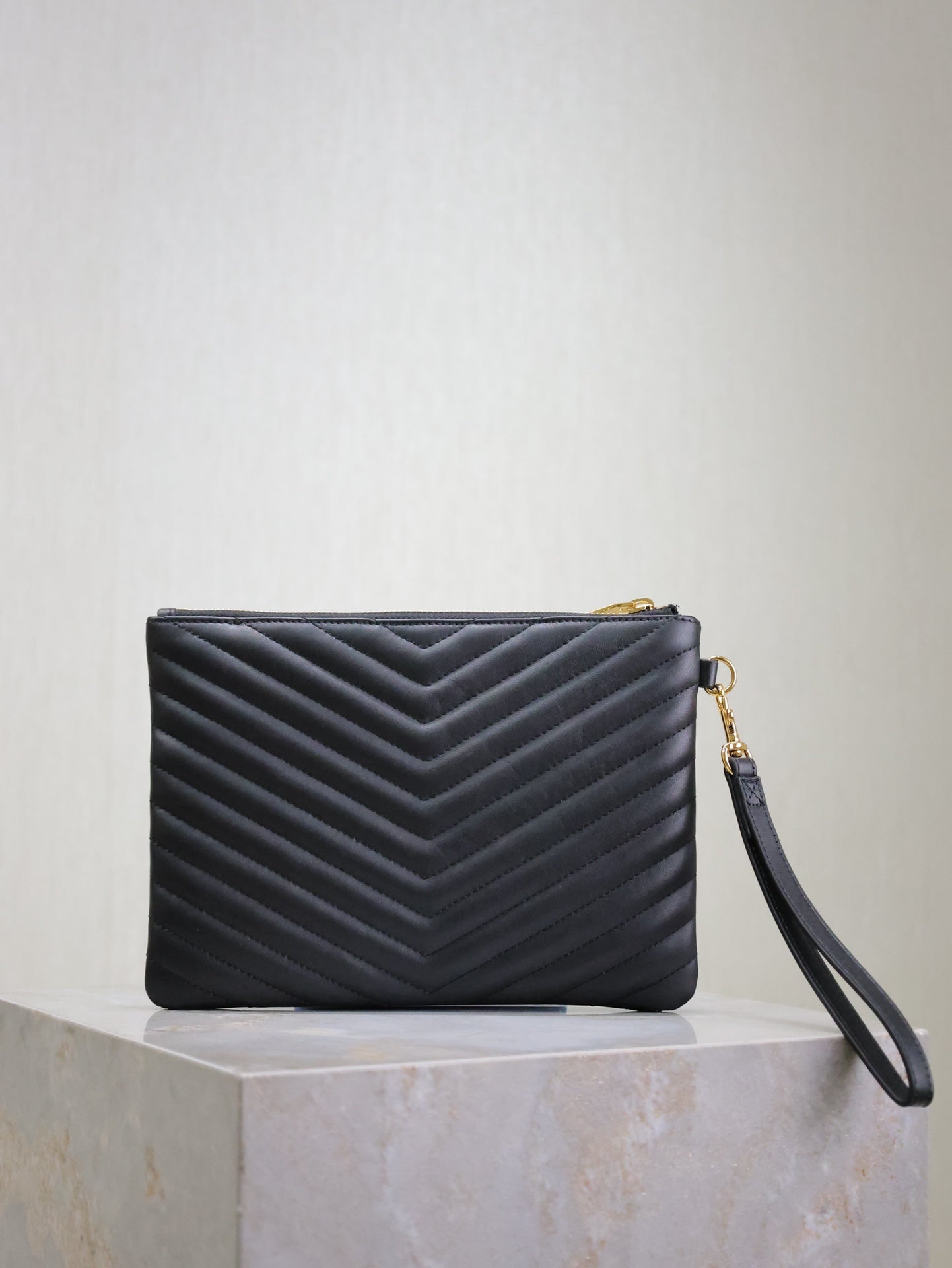 CLUTCH 24 IN BLACK QUILTED CALFSKIN GOLD BUCKLE