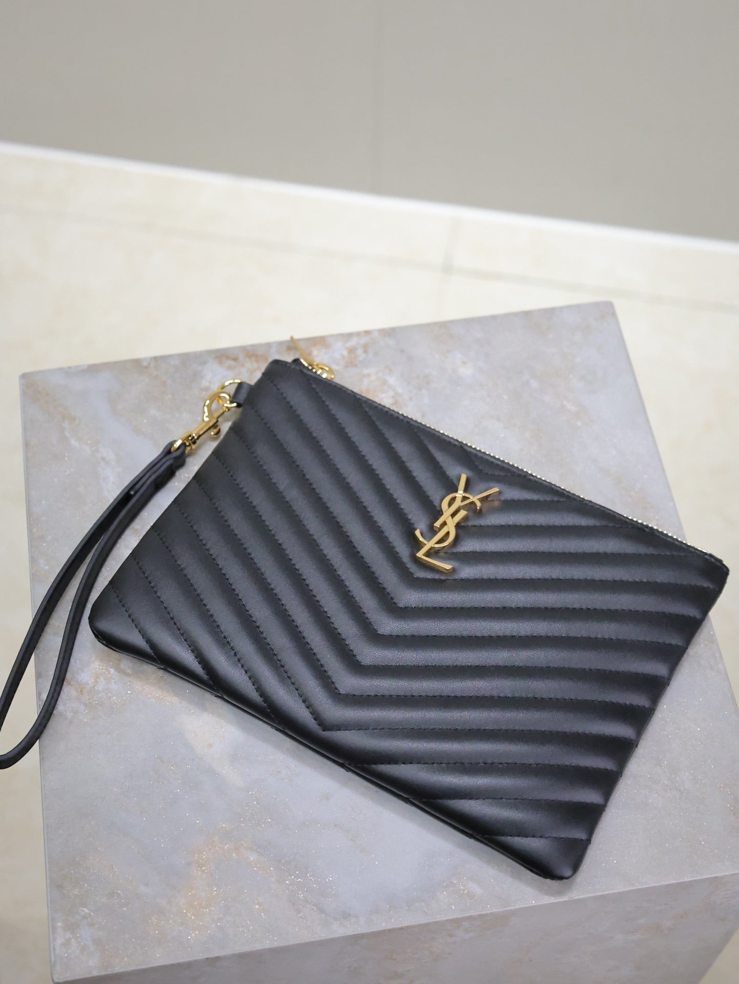 CLUTCH 24 IN BLACK QUILTED CALFSKIN GOLD BUCKLE