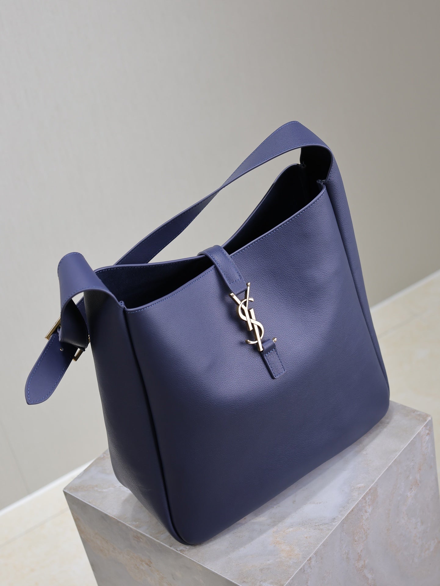 LE 5 À 7 LARGE BAG 31 IN BERRY BLUE LAMBSKIN