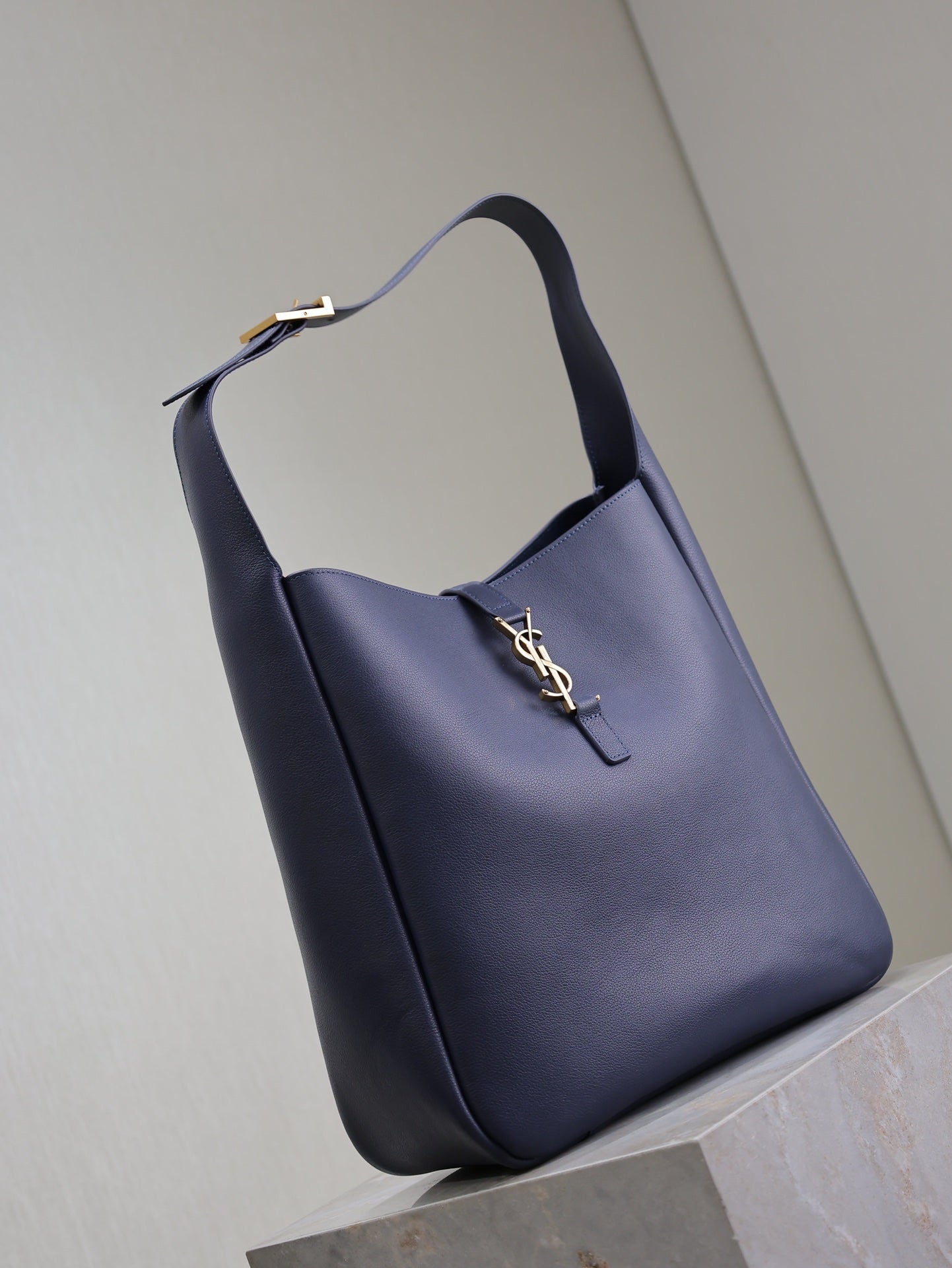 LE 5 À 7 LARGE BAG 31 IN BERRY BLUE LAMBSKIN