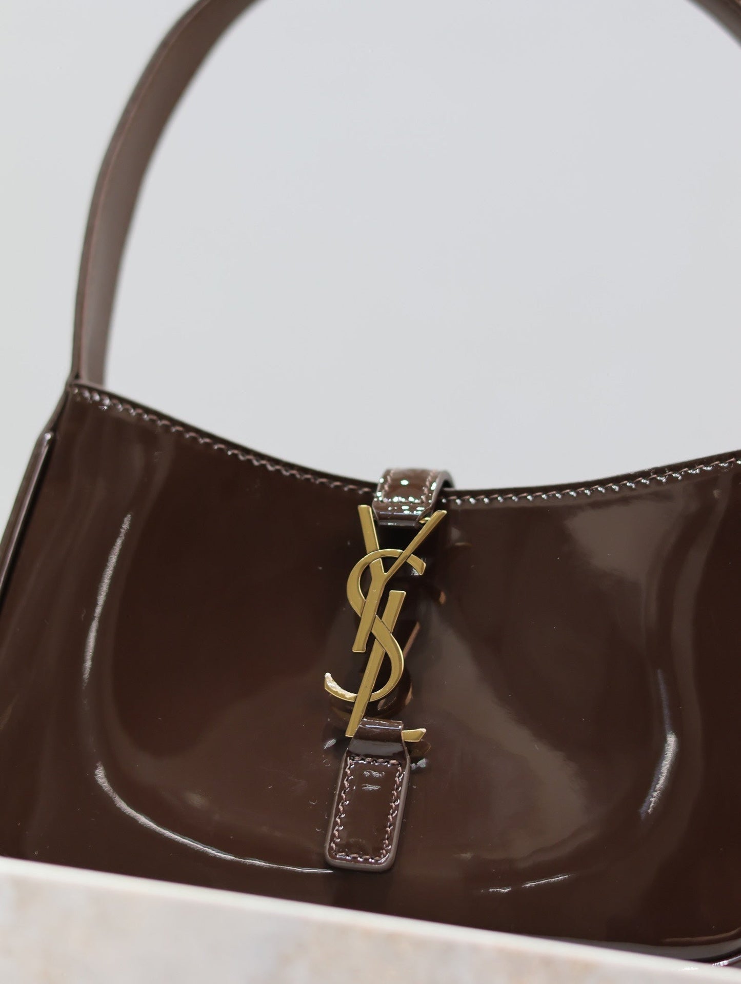 LE 5 À 7 MINI BAG 19 IN CHOCOLATE PATENT CALFSKIN GOLD LOGO