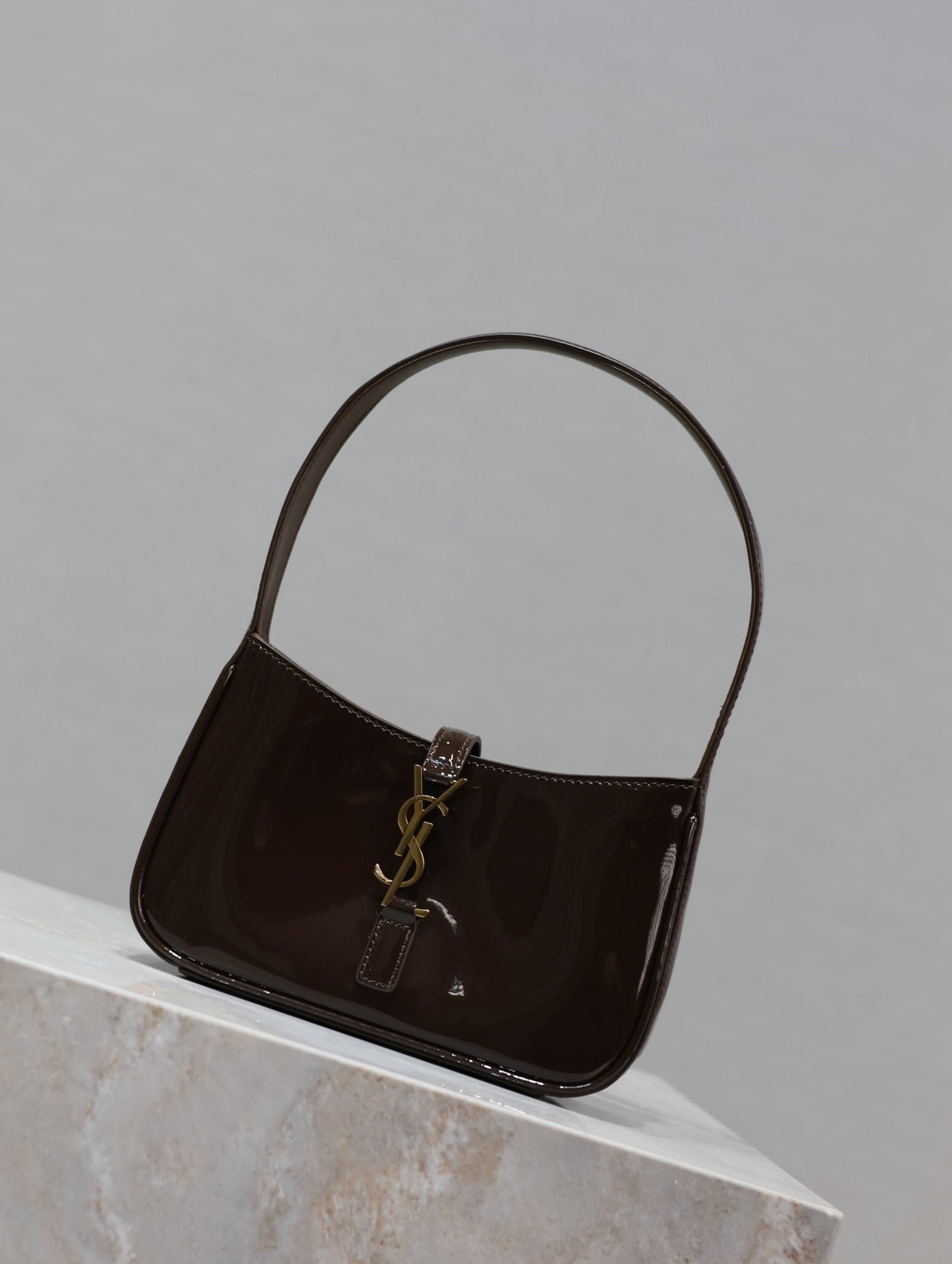 LE 5 À 7 MINI BAG 19 IN CHOCOLATE PATENT CALFSKIN GOLD LOGO