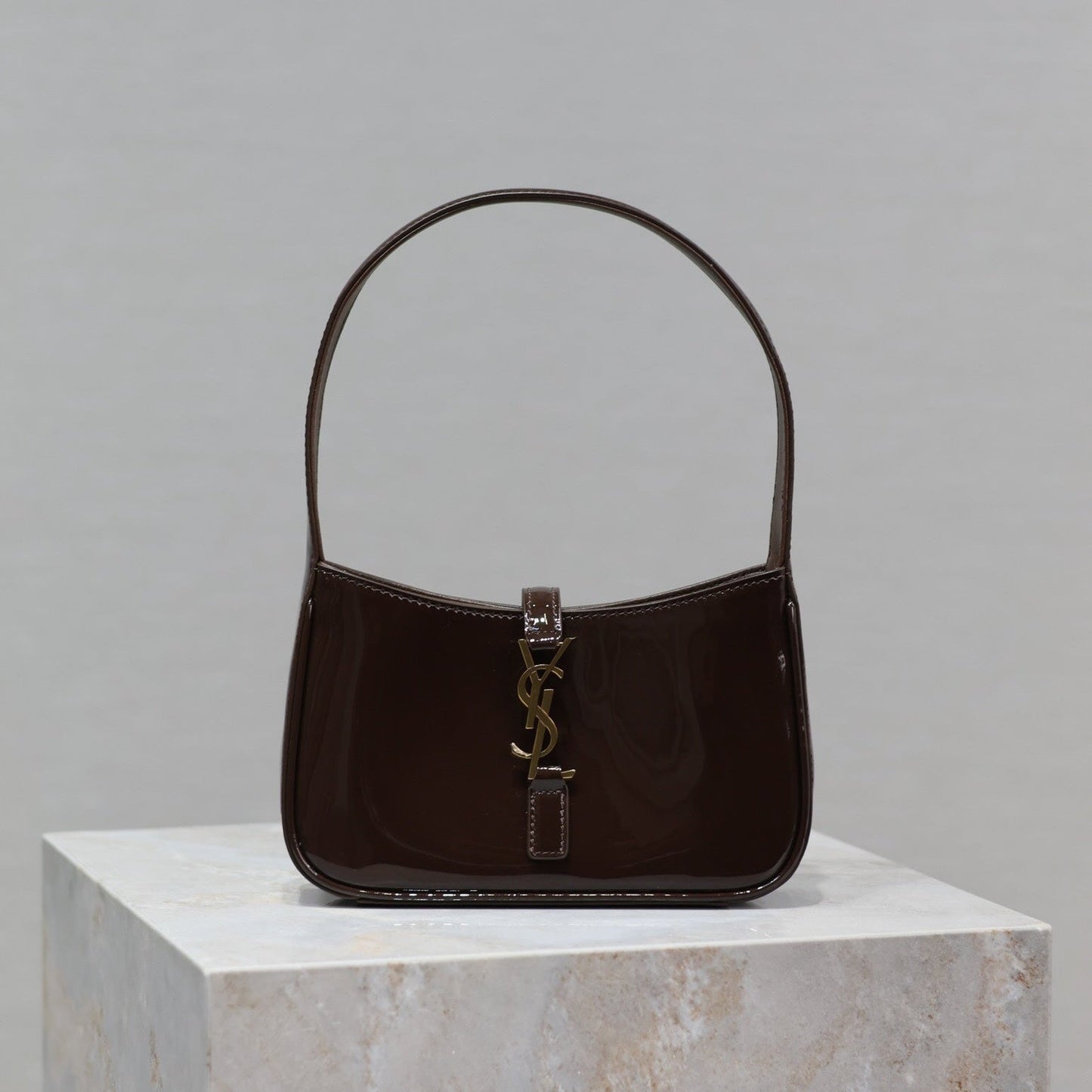 LE 5 À 7 MINI BAG 19 IN CHOCOLATE PATENT CALFSKIN GOLD LOGO