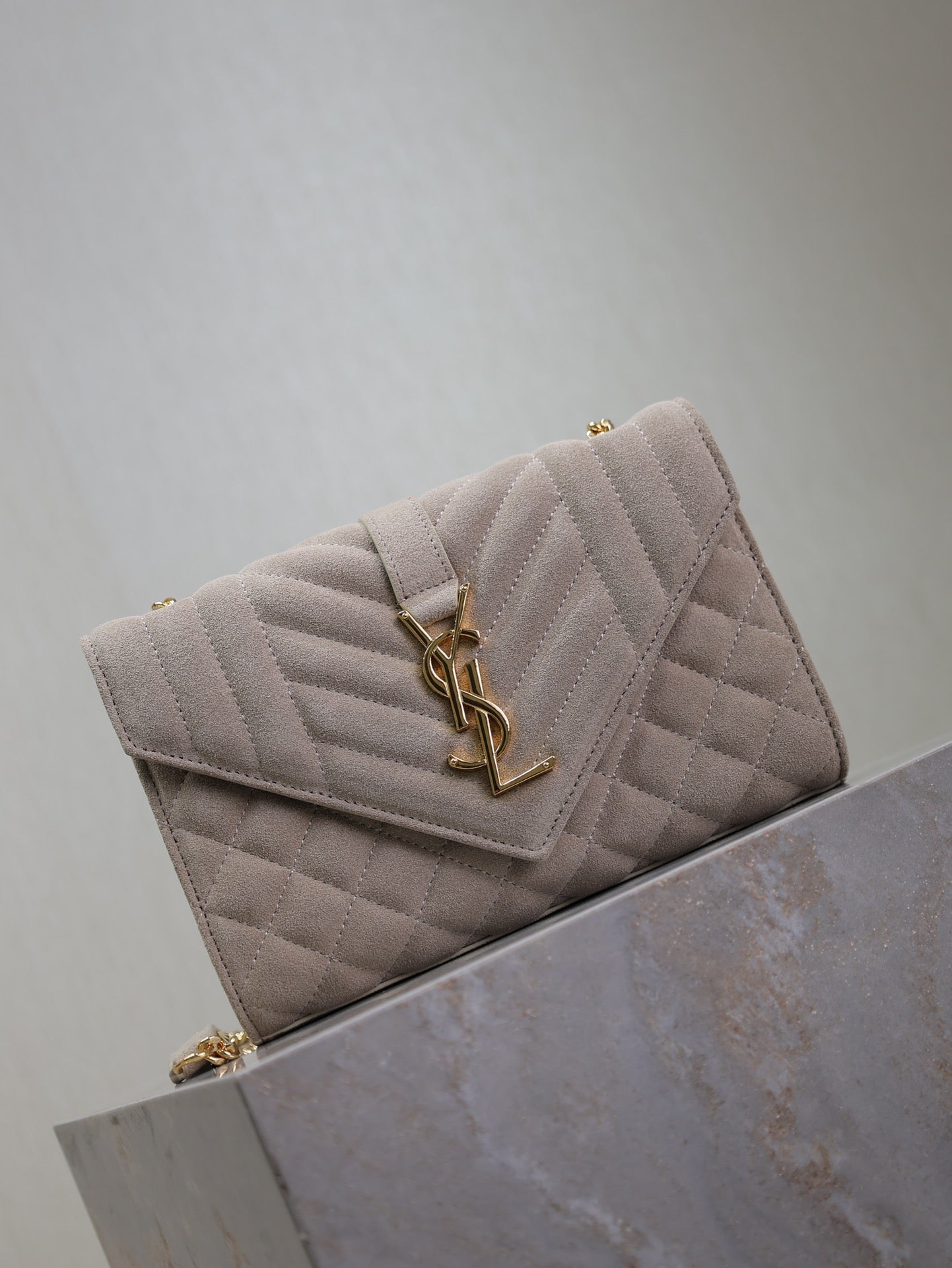 ENVELOPE SMALL CHAIN BAG 22 IN BEIGE SUEDE GOLD HARDWARE