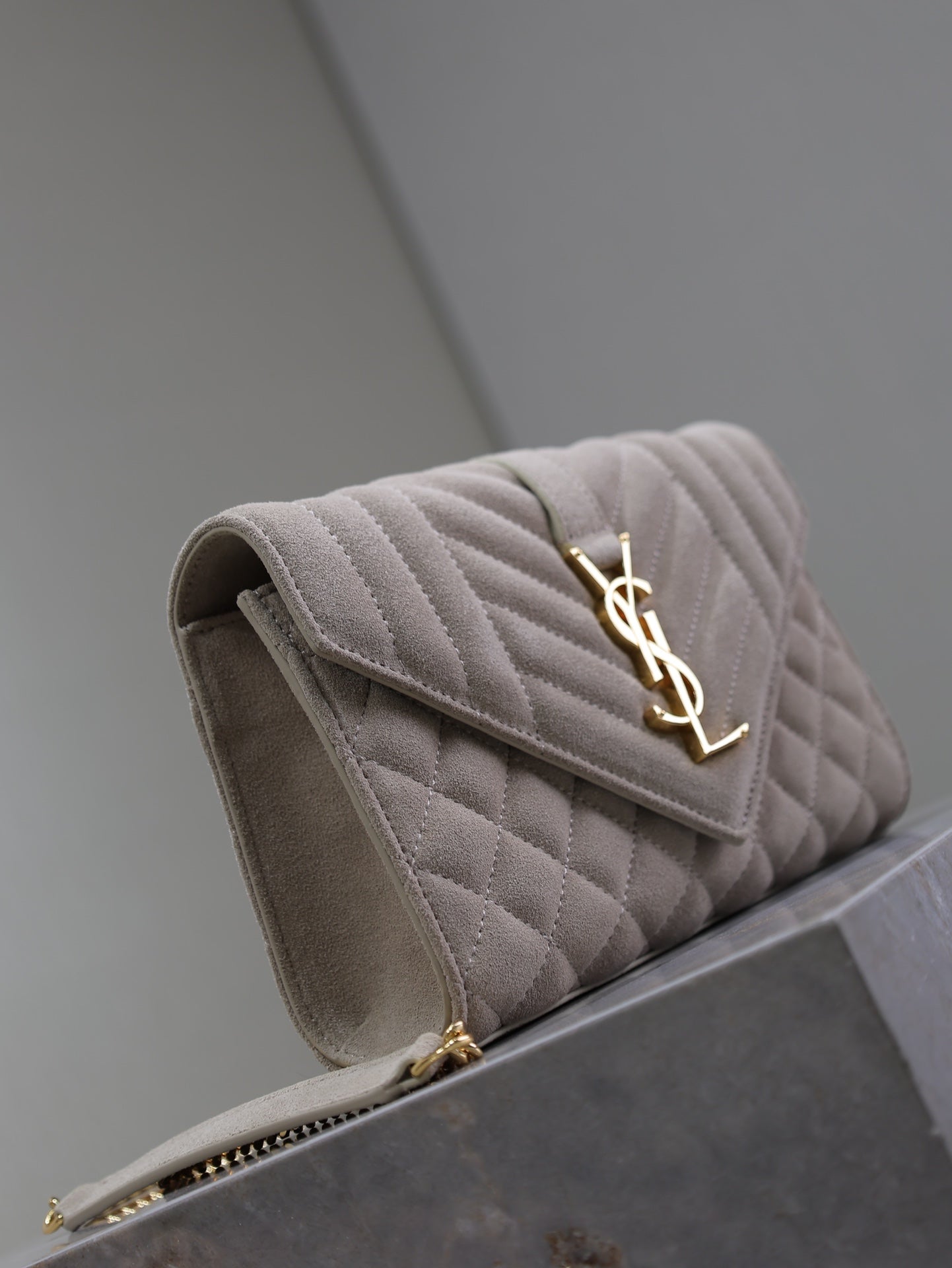 ENVELOPE SMALL CHAIN BAG 22 IN BEIGE SUEDE GOLD HARDWARE