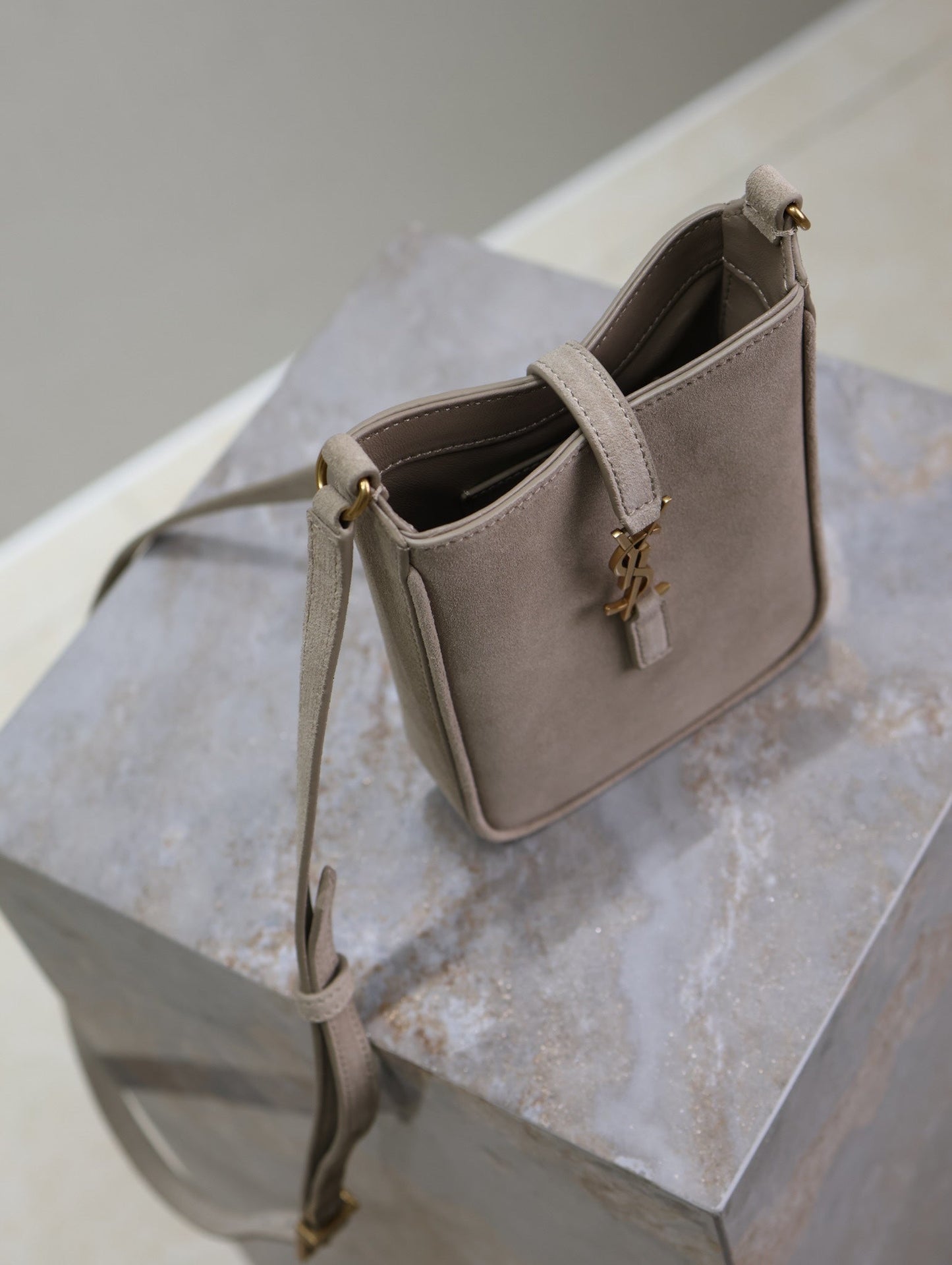 LE 5 À 7 HOBO MINI BAG 18 IN LIGHT BROWN SUEDE COPPER HARDWARE