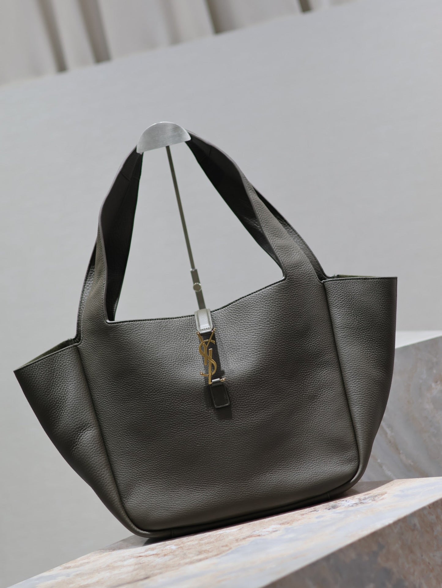 LE 5 À 7 BEA TOTE BAG 50 IN KHAKI GREEN LAMBSKIN COPPER LOGO