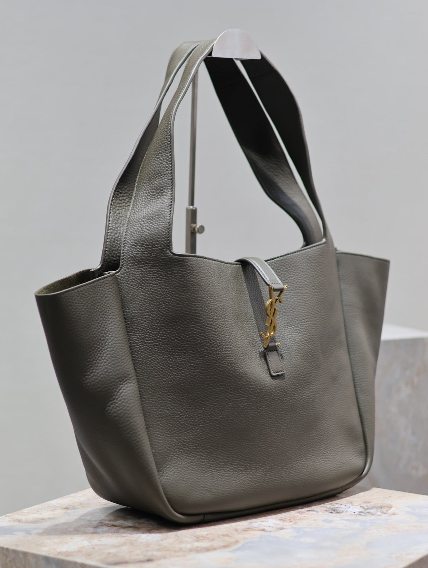 LE 5 À 7 BEA TOTE BAG 50 IN KHAKI GREEN LAMBSKIN COPPER LOGO