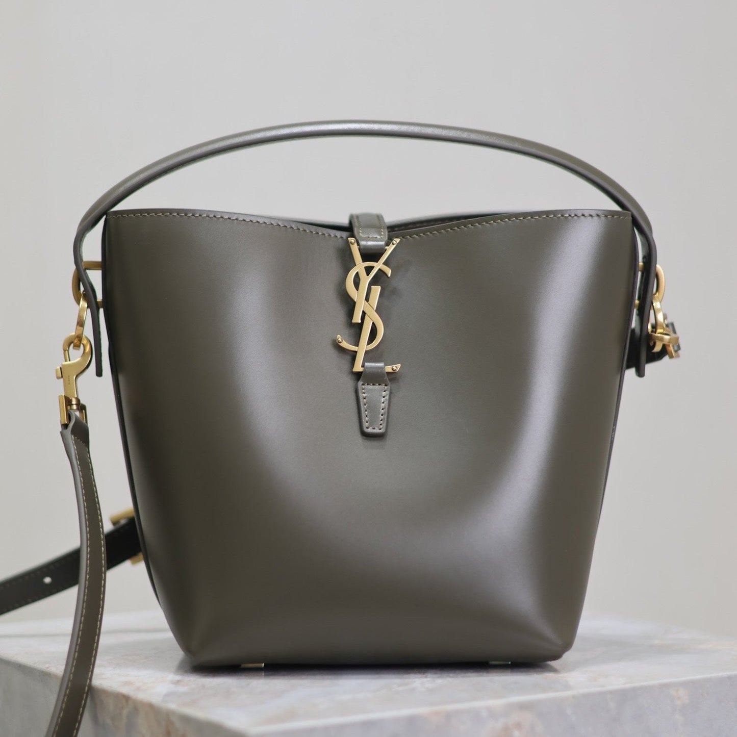 LE 37 SMALL BUCKET BAG 20 IN KHAKI GREEN CALFSKIN GOLD HARDWARE