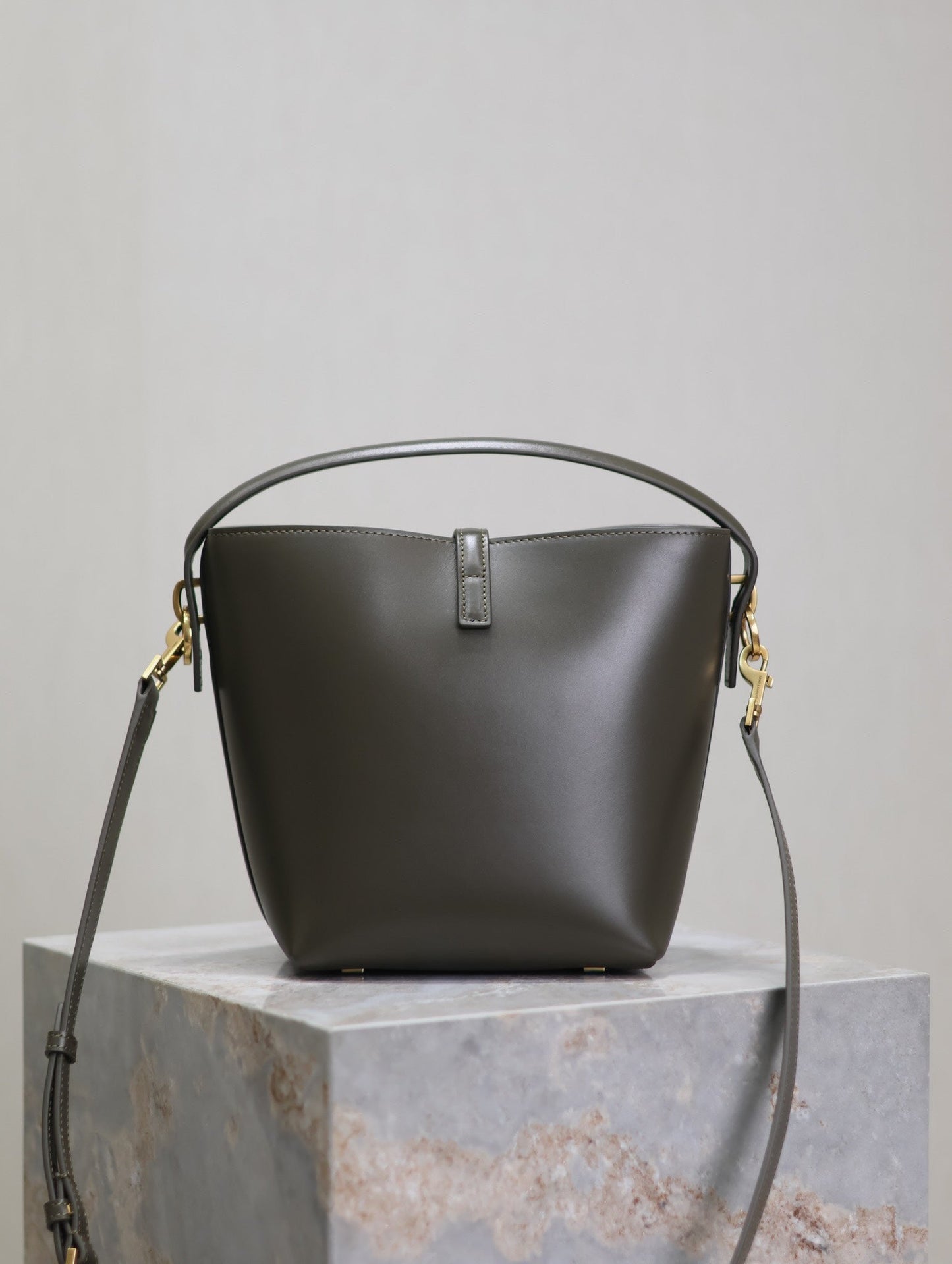 LE 37 SMALL BUCKET BAG 20 IN KHAKI GREEN CALFSKIN GOLD HARDWARE