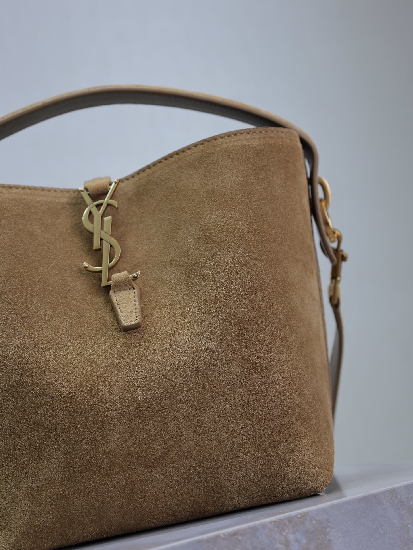 LE 37 SMALL BUCKET BAG 20 IN DIRT BROWN SUEDE