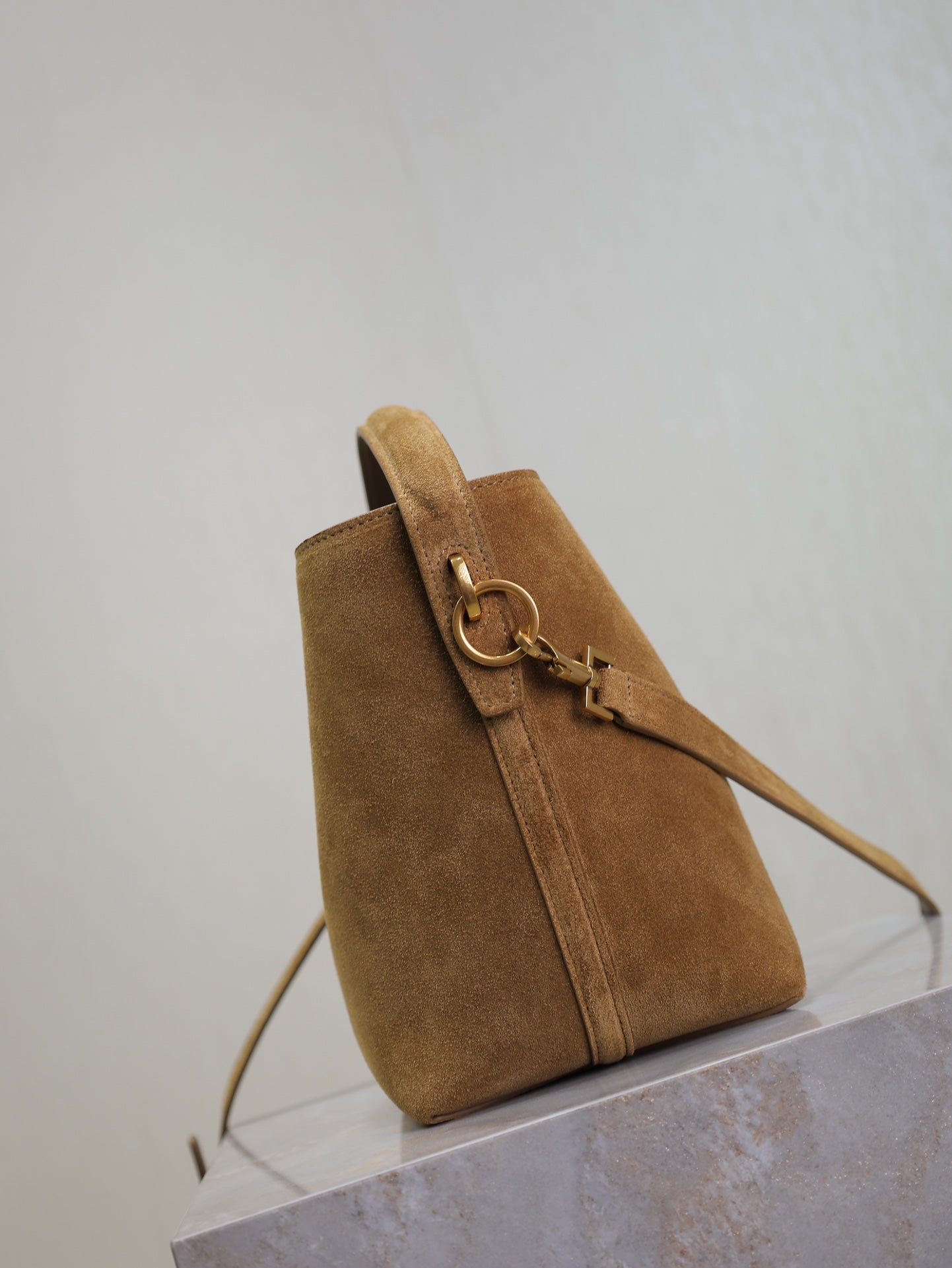 LE 37 SMALL BUCKET BAG 20 IN DIRT BROWN SUEDE