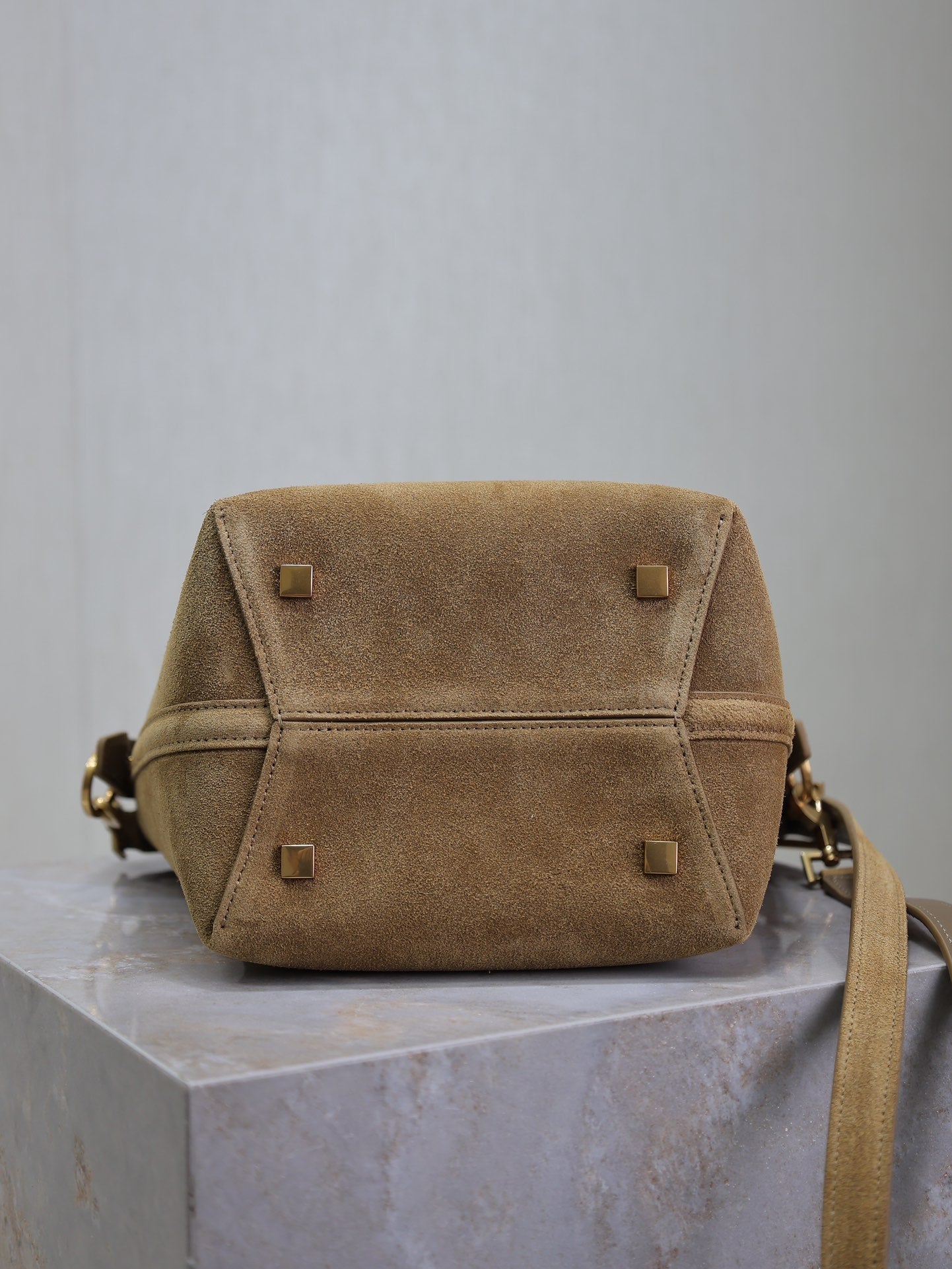 LE 37 SMALL BUCKET BAG 20 IN DIRT BROWN SUEDE