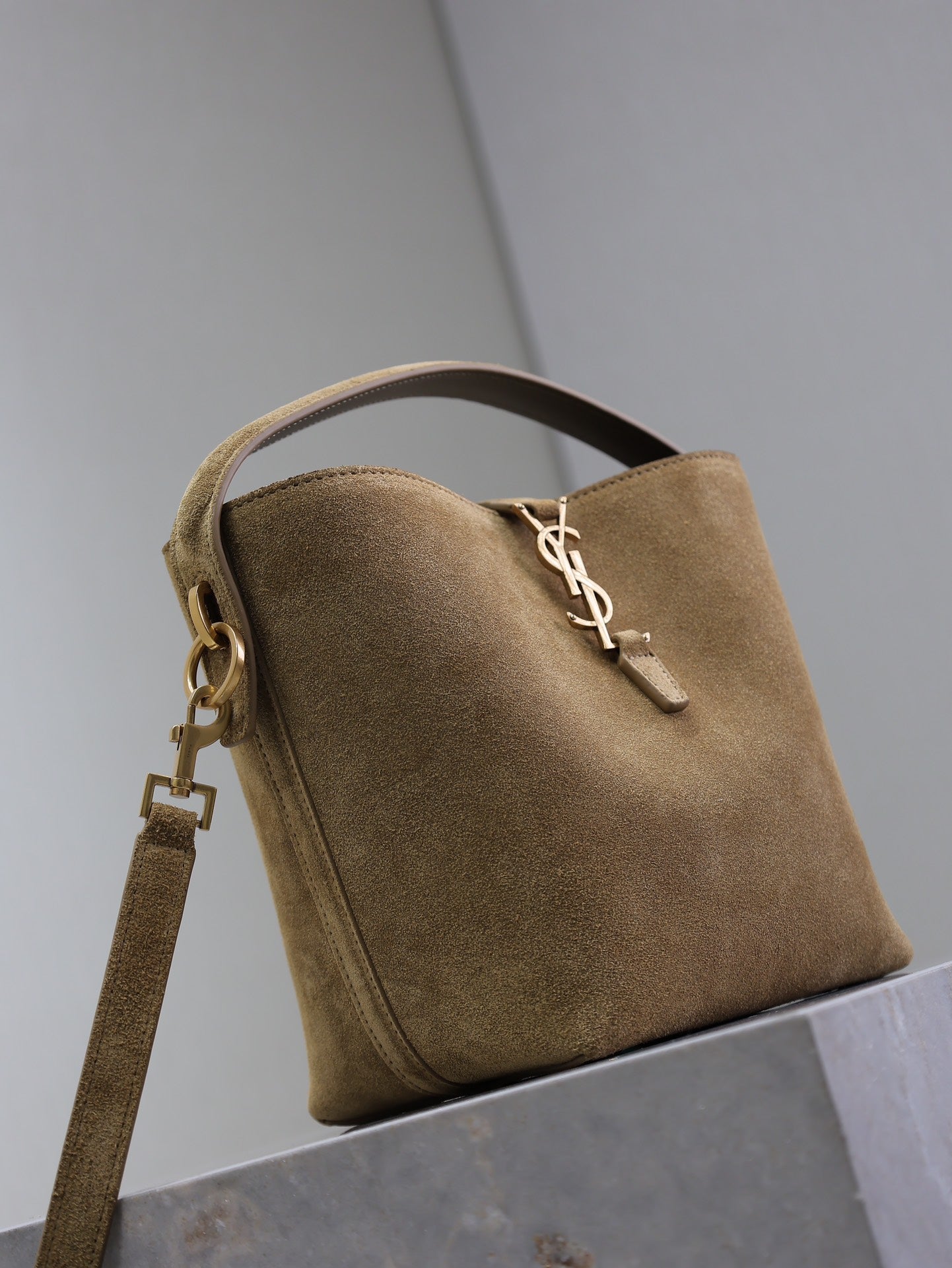 LE 37 SMALL BUCKET BAG 20 IN DIRT BROWN SUEDE