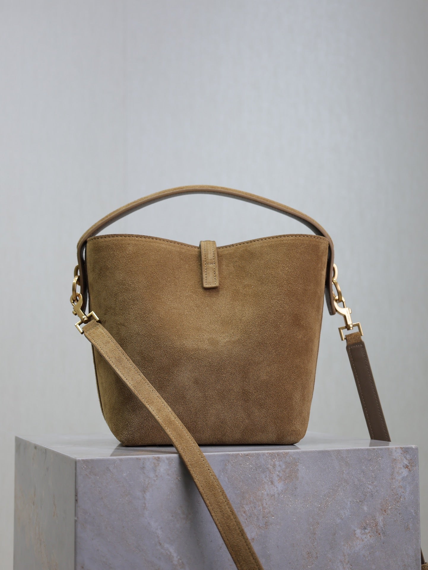 LE 37 SMALL BUCKET BAG 20 IN DIRT BROWN SUEDE