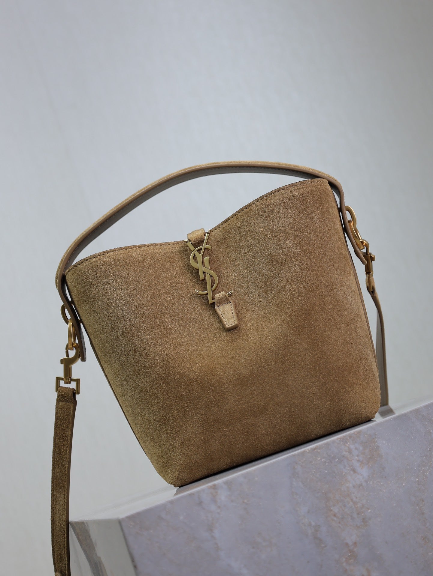 LE 37 SMALL BUCKET BAG 20 IN DIRT BROWN SUEDE