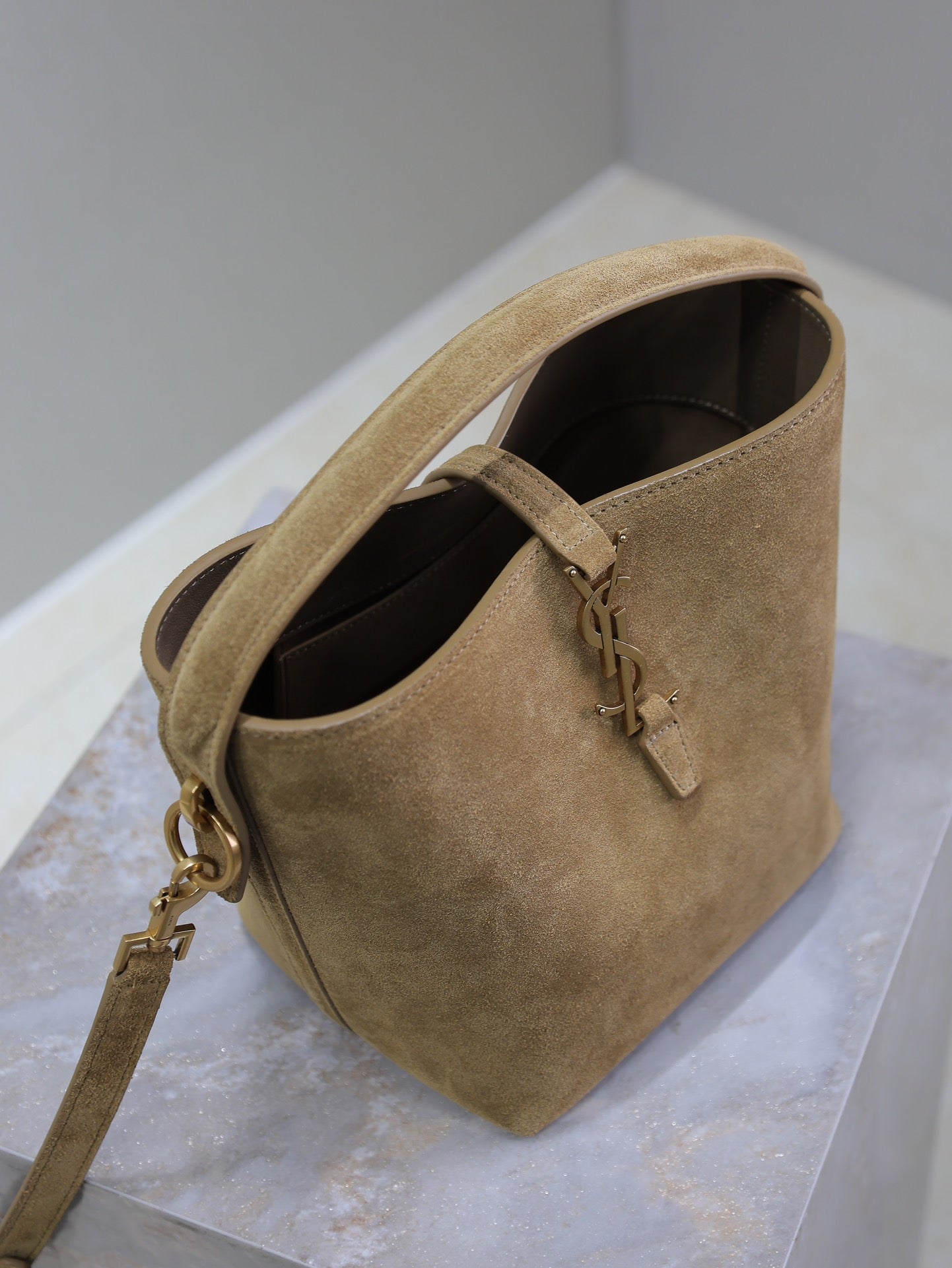 LE 37 SMALL BUCKET BAG 20 IN DIRT BROWN SUEDE