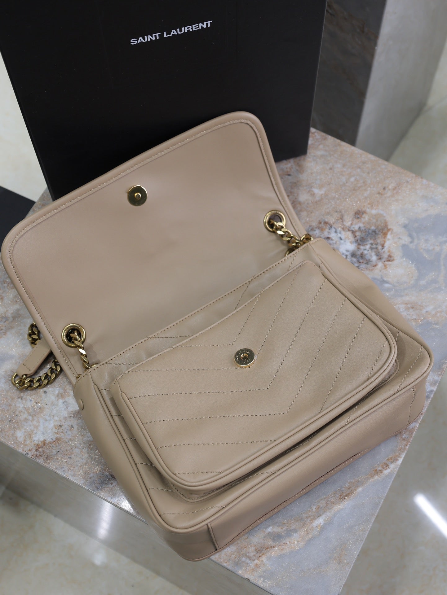 NIKI MEDIUM 28 IN LIGHT BROWN LAMBSKIN GOLD CHAIN