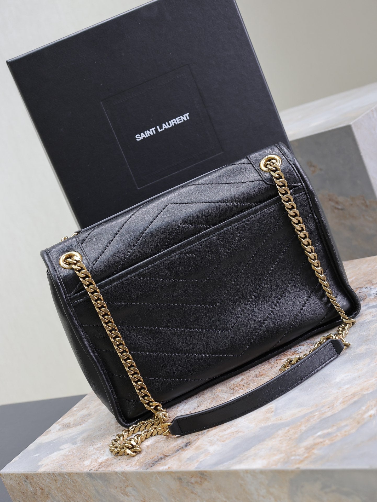 NIKI MEDIUM 28 IN BLACK LAMBSKIN BLACK LOGO GOLD CHAIN