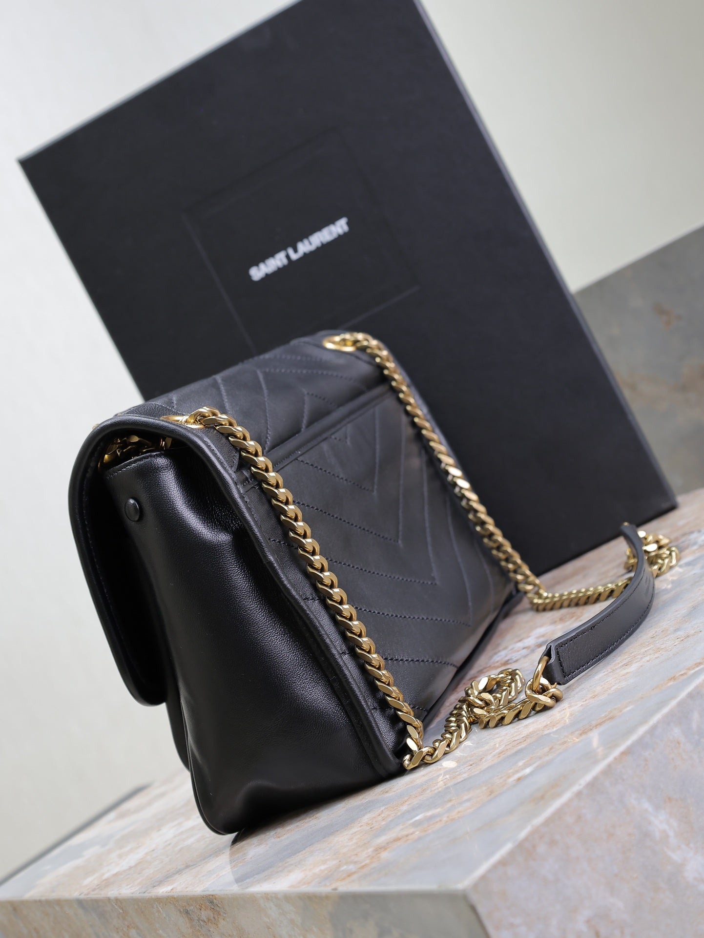 NIKI MEDIUM 28 IN BLACK LAMBSKIN BLACK LOGO GOLD CHAIN