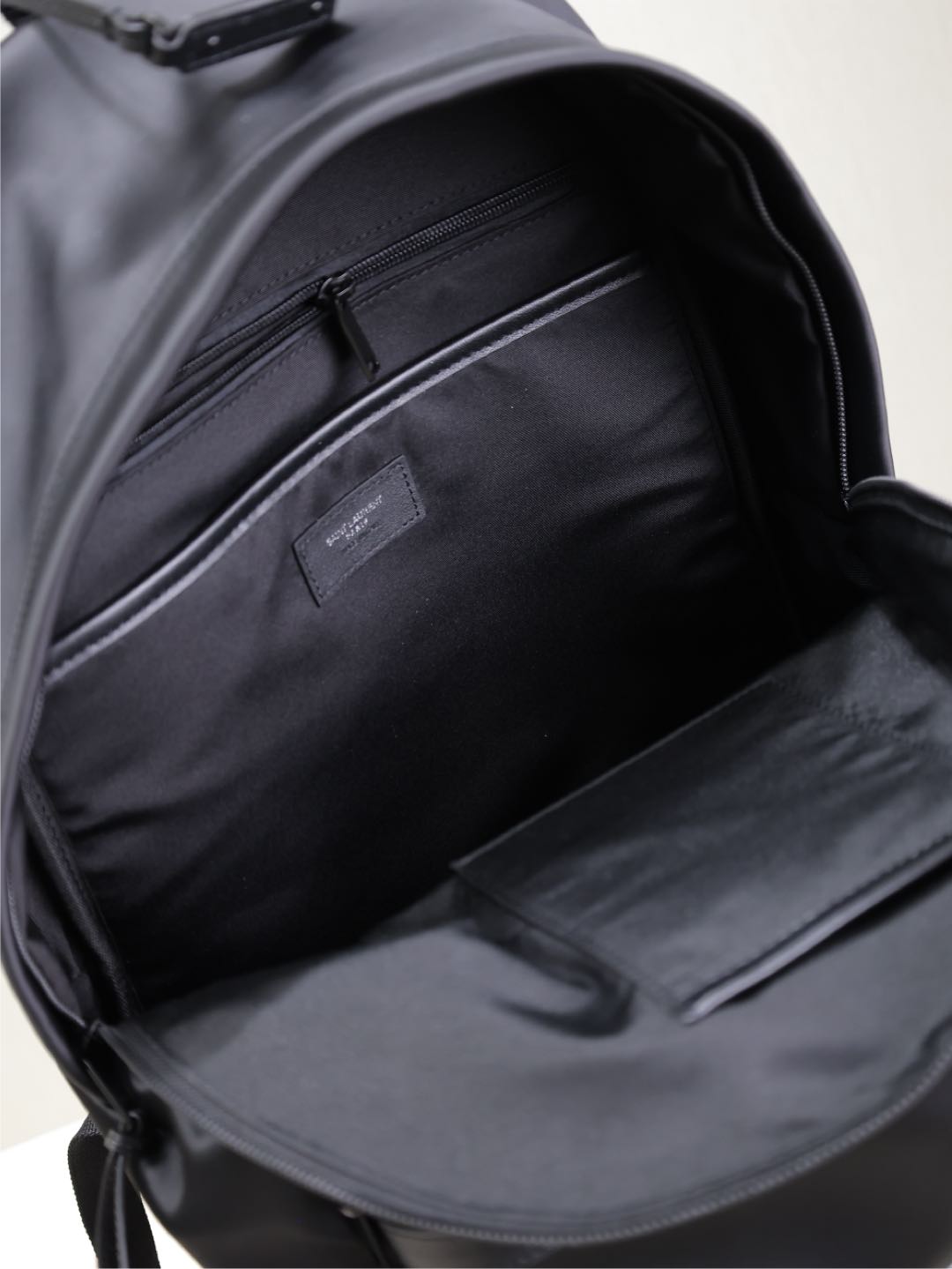 CITY BACKPACK 38 IN BLACK SILK