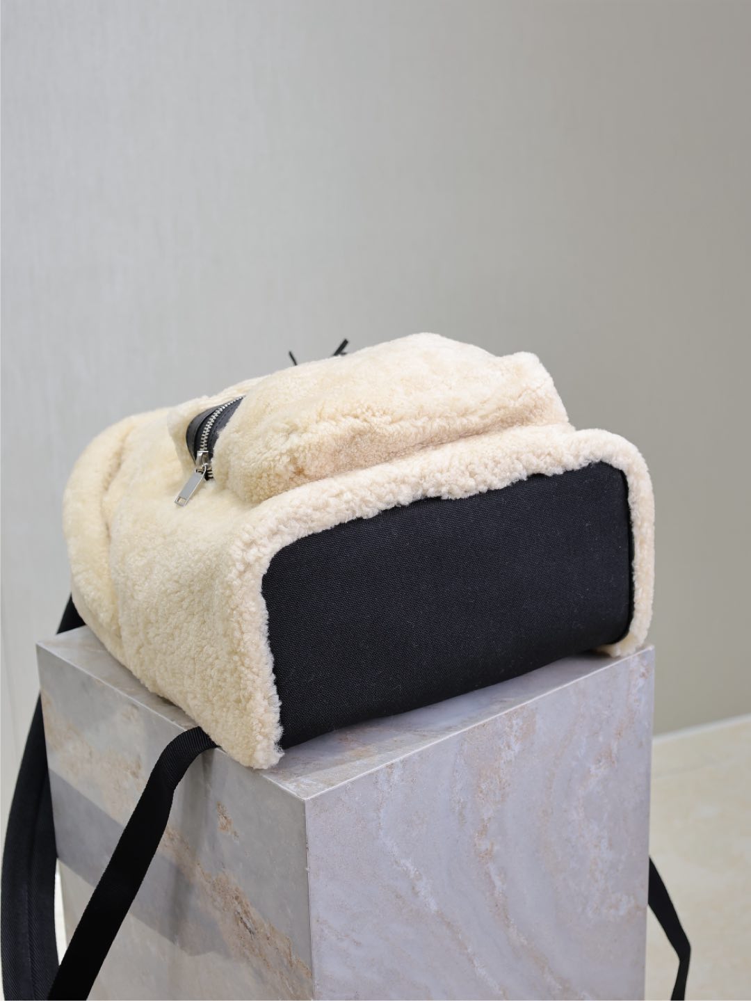 CITY BACKPACK 35 IN BEIGE SHEARLING