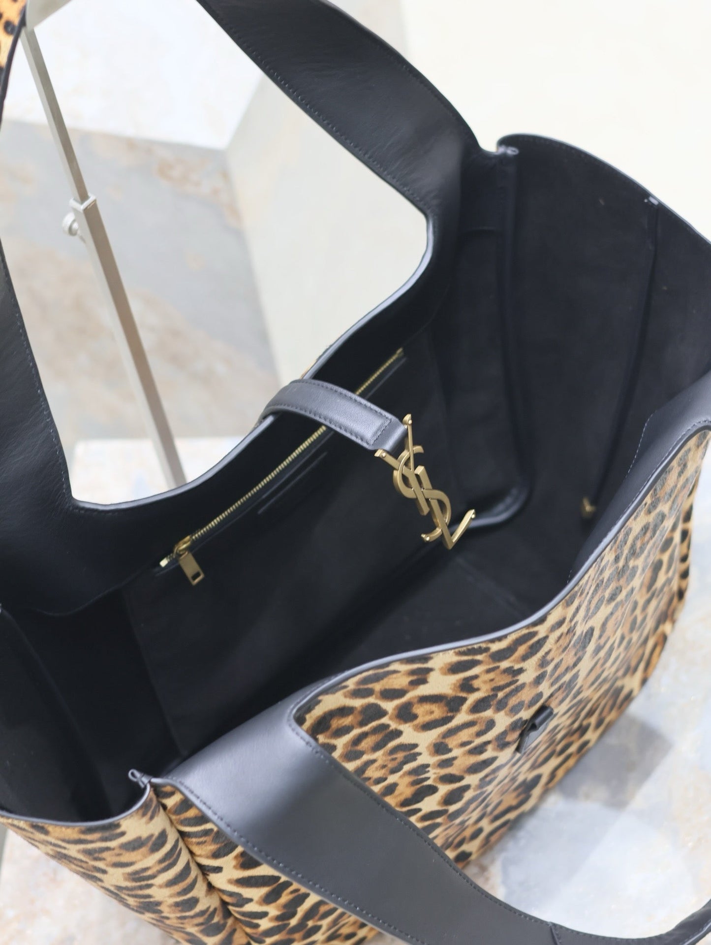 LE 5 À 7 BEA TOTE BAG 50 IN LEOPARD PRINT LEATHER GOLD LOGO