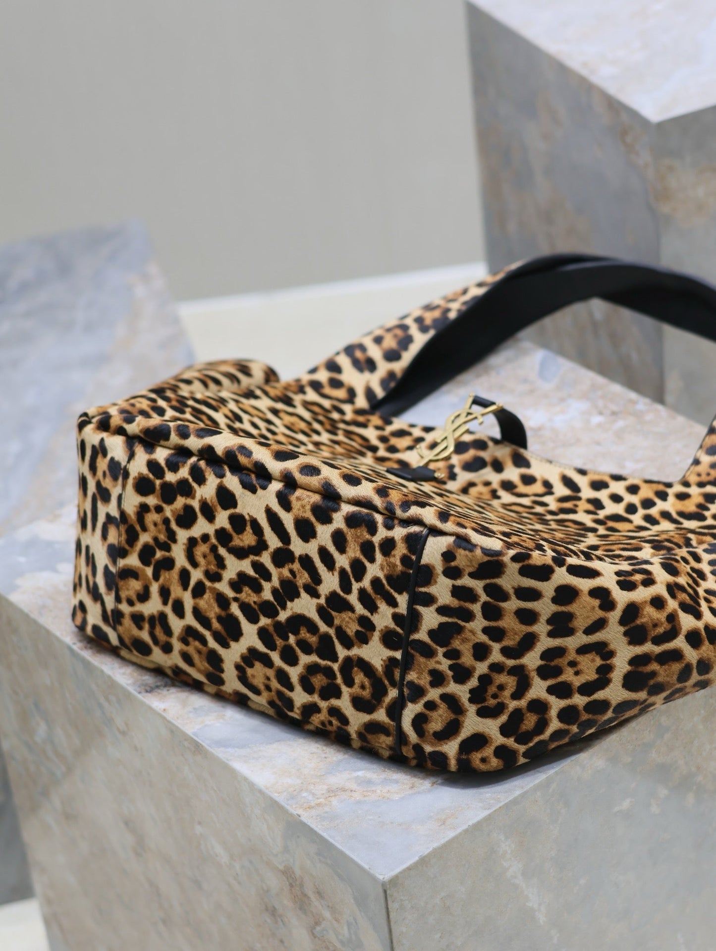 LE 5 À 7 BEA TOTE BAG 50 IN LEOPARD PRINT LEATHER GOLD LOGO