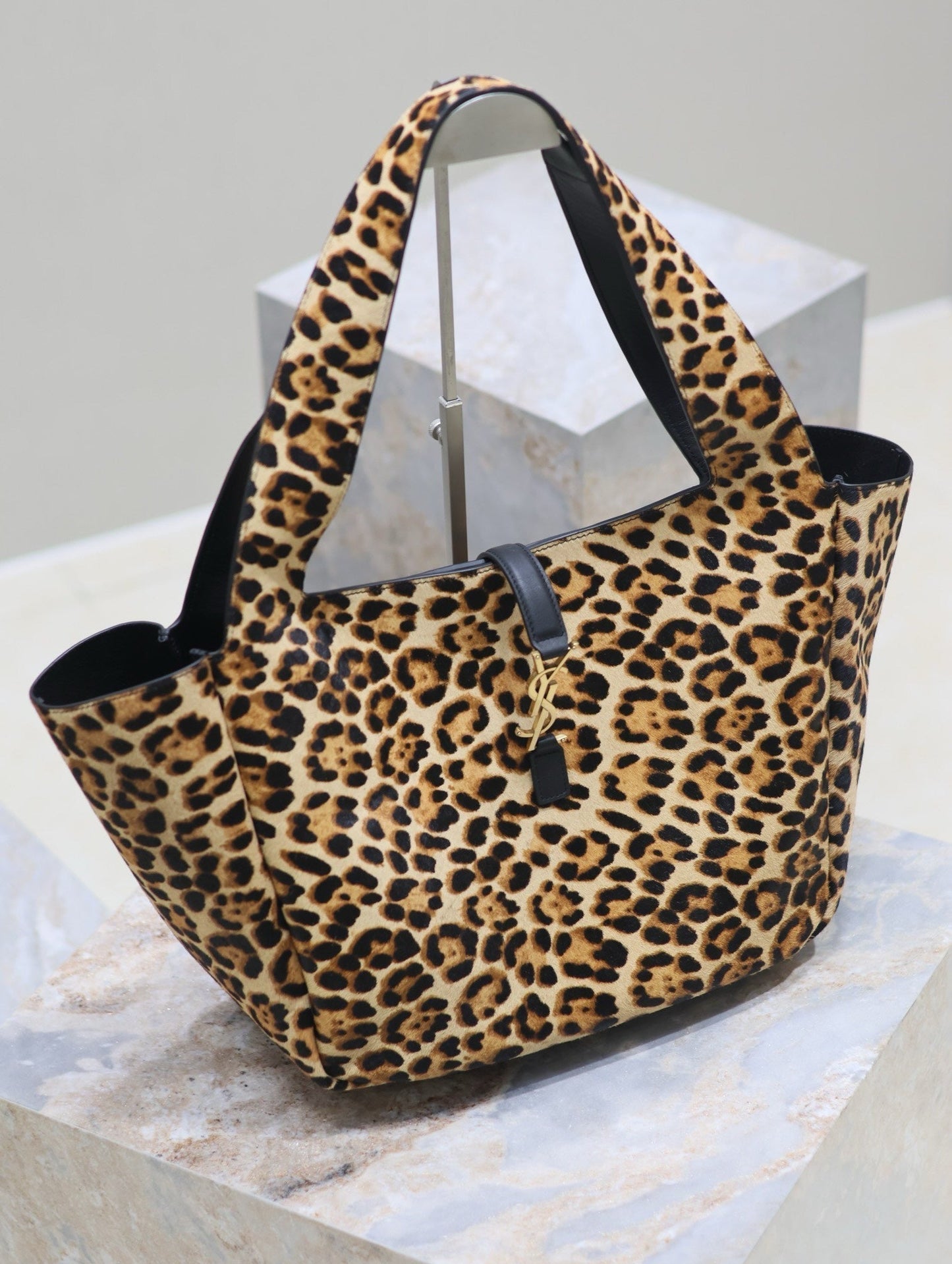 LE 5 À 7 BEA TOTE BAG 50 IN LEOPARD PRINT LEATHER GOLD LOGO