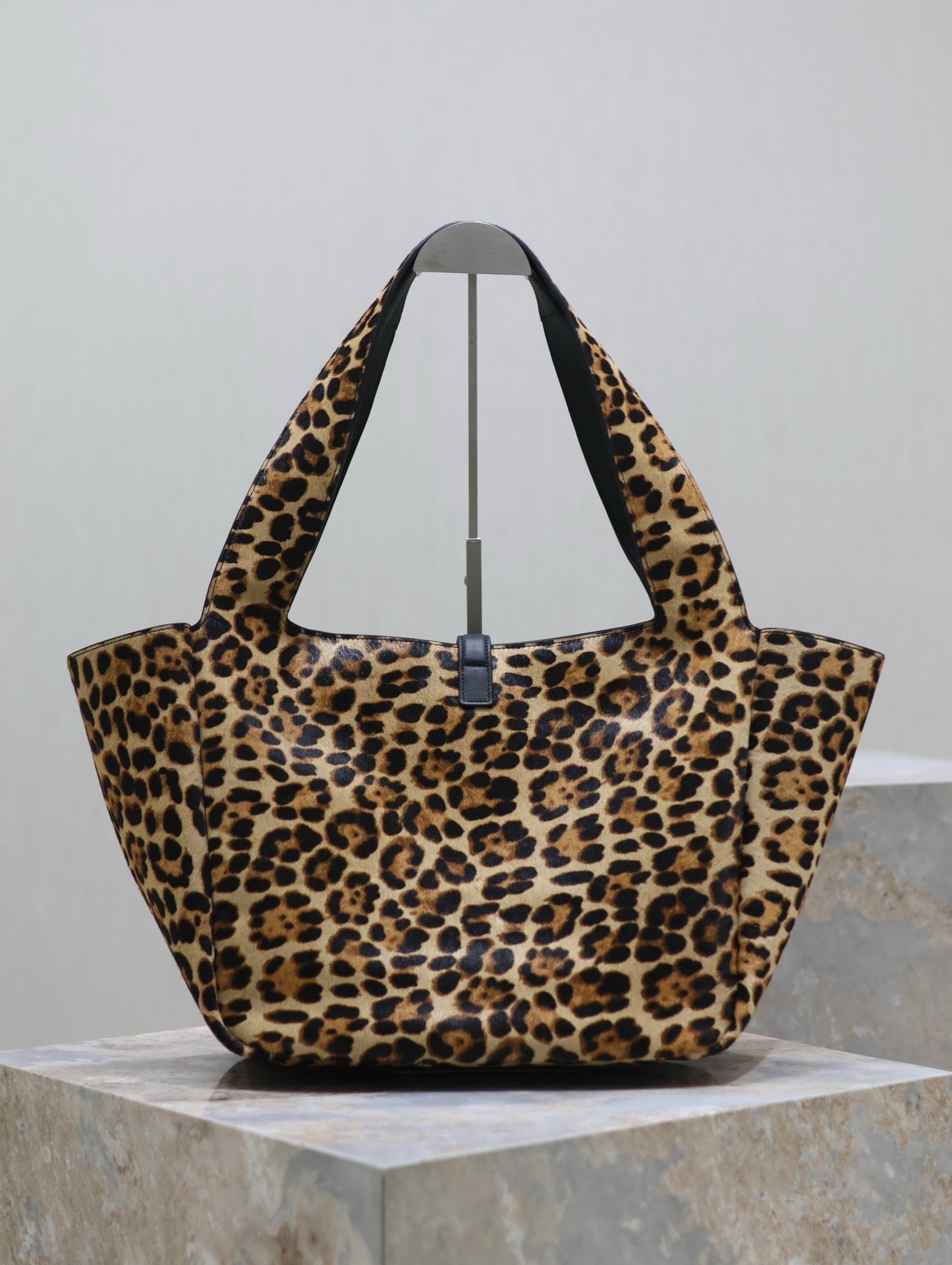 LE 5 À 7 BEA TOTE BAG 50 IN LEOPARD PRINT LEATHER GOLD LOGO