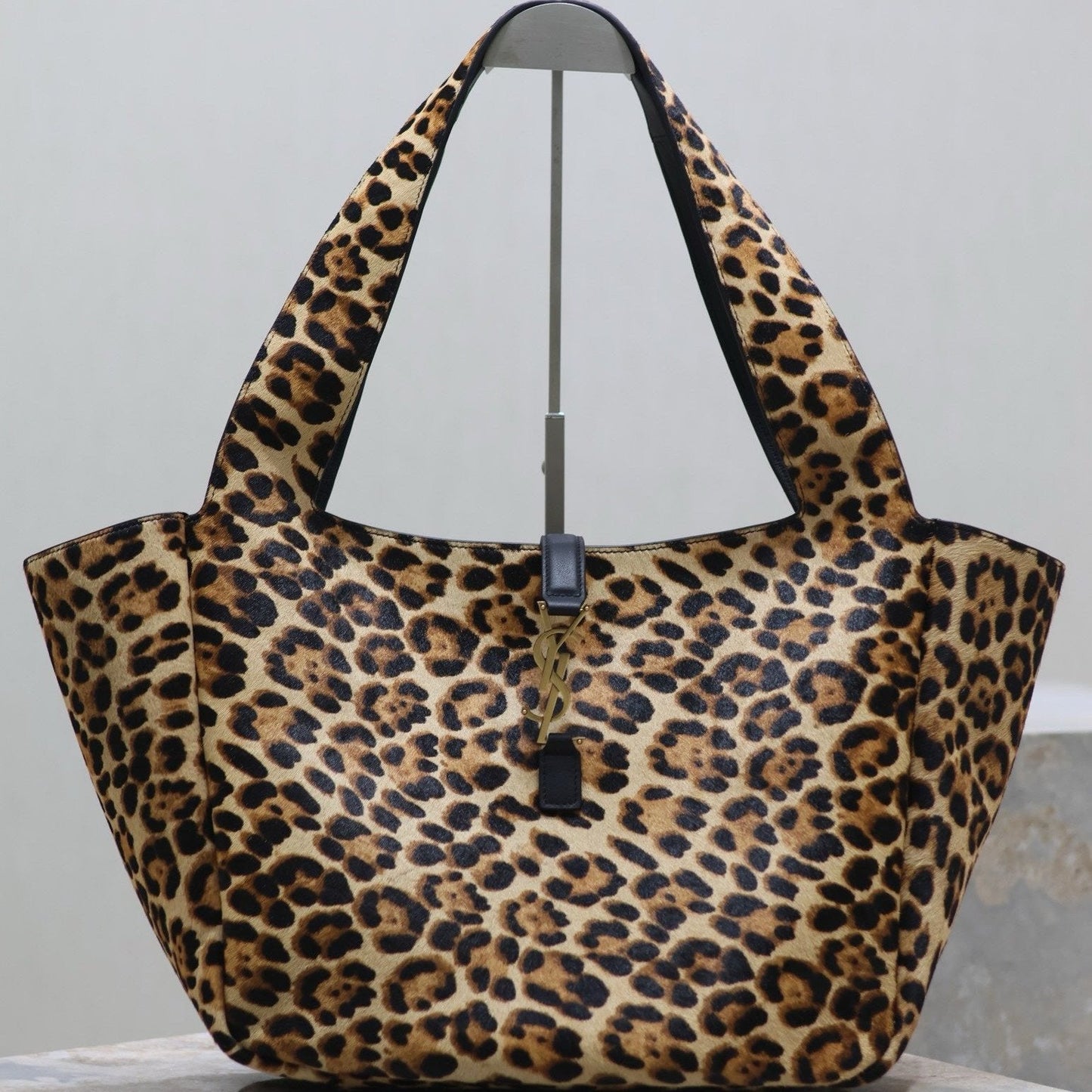 LE 5 À 7 BEA TOTE BAG 50 IN LEOPARD PRINT LEATHER GOLD LOGO