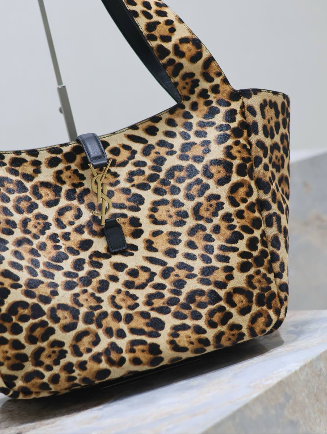 LE 5 À 7 BEA TOTE BAG 50 IN LEOPARD PRINT LEATHER GOLD LOGO