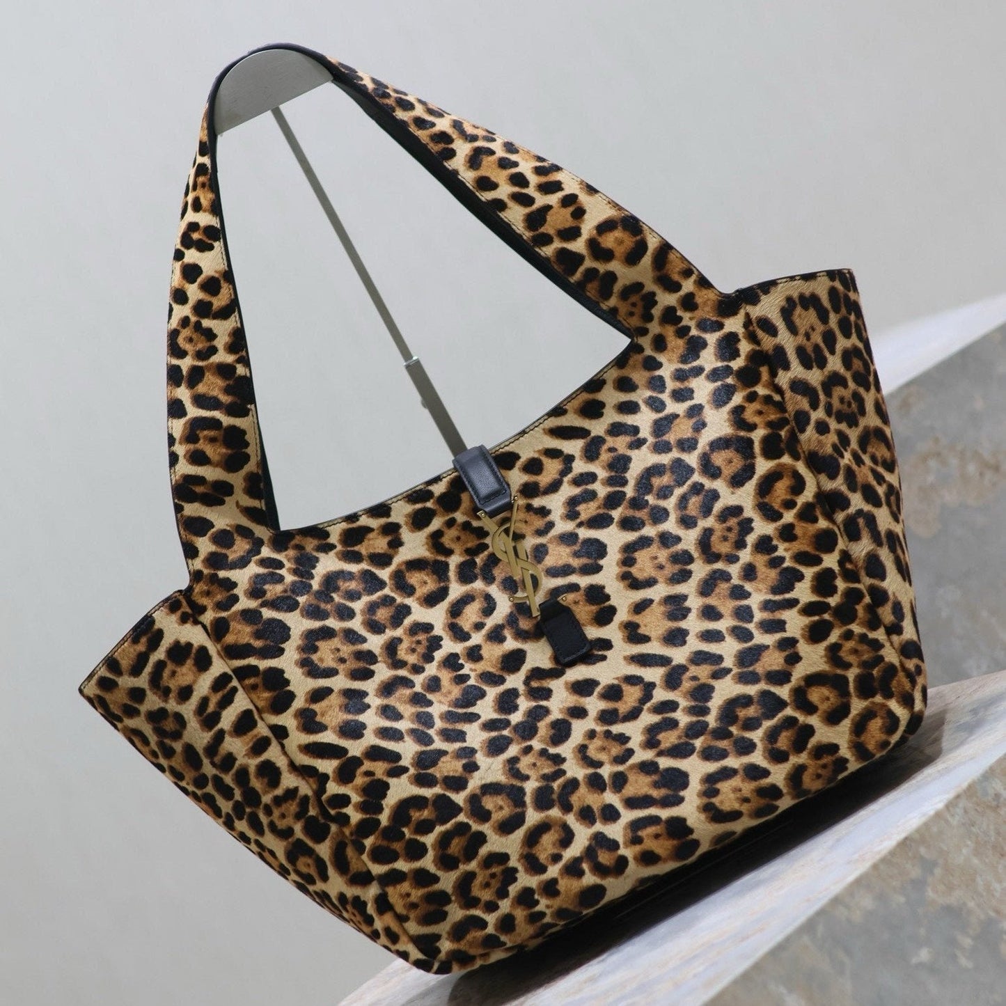 LE 5 À 7 BEA TOTE BAG 50 IN LEOPARD PRINT LEATHER GOLD LOGO