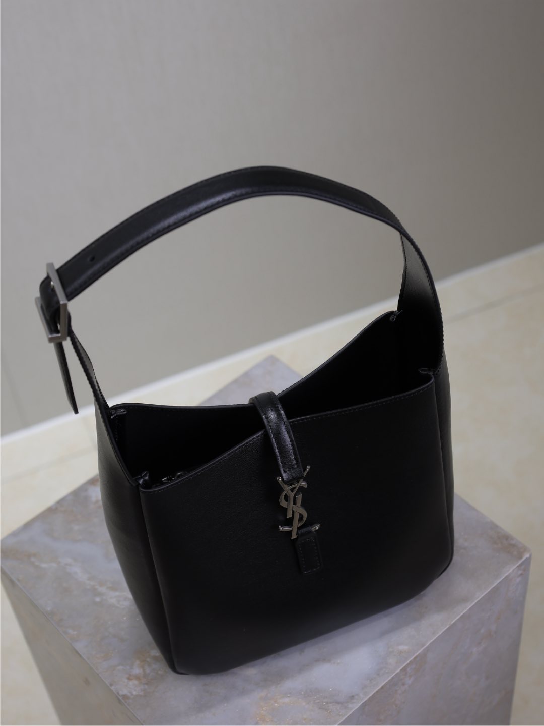 LE 5 À 7 SUPPLE BAG 23 IN BLACK CALFSKIN SILVER BUCKLE