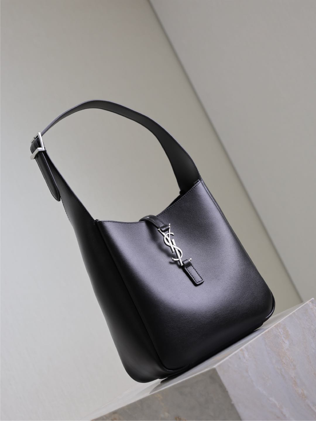 LE 5 À 7 SUPPLE BAG 23 IN BLACK CALFSKIN SILVER BUCKLE