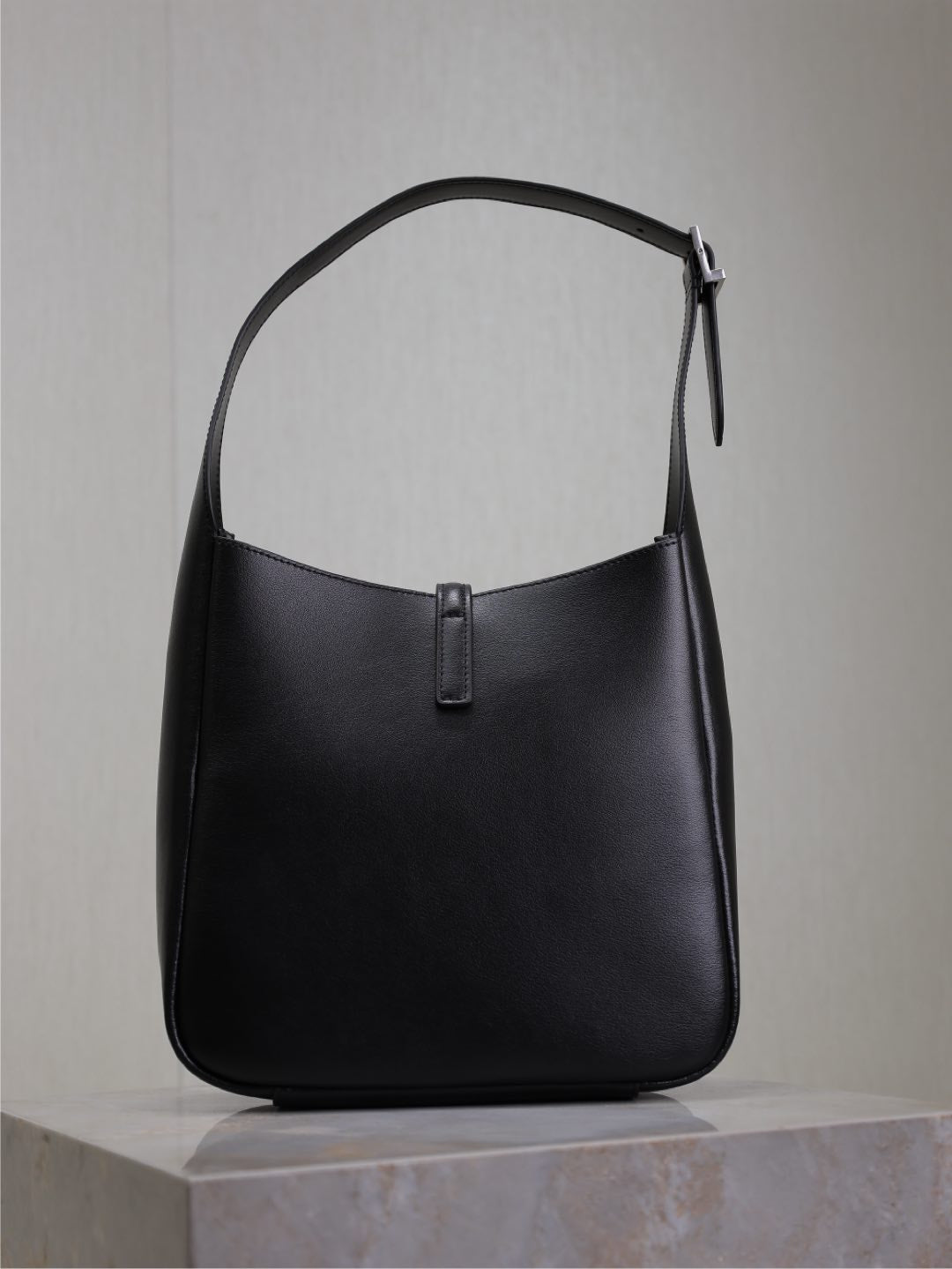 LE 5 À 7 SUPPLE BAG 23 IN BLACK CALFSKIN SILVER BUCKLE