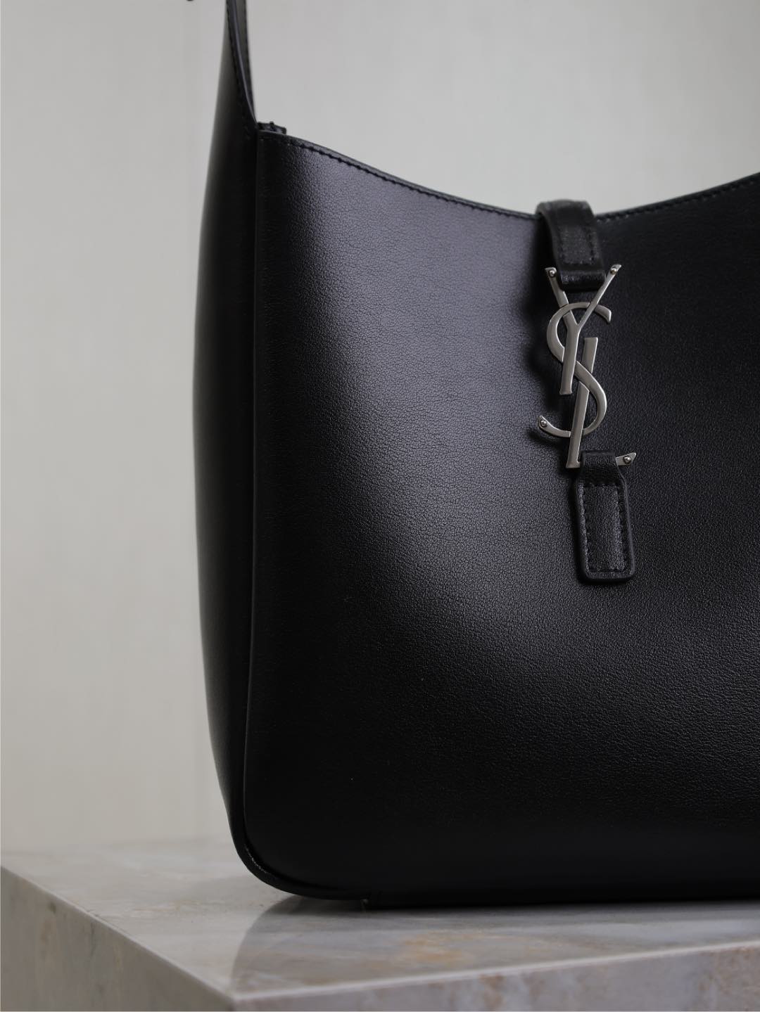 LE 5 À 7 SUPPLE BAG 23 IN BLACK CALFSKIN SILVER BUCKLE