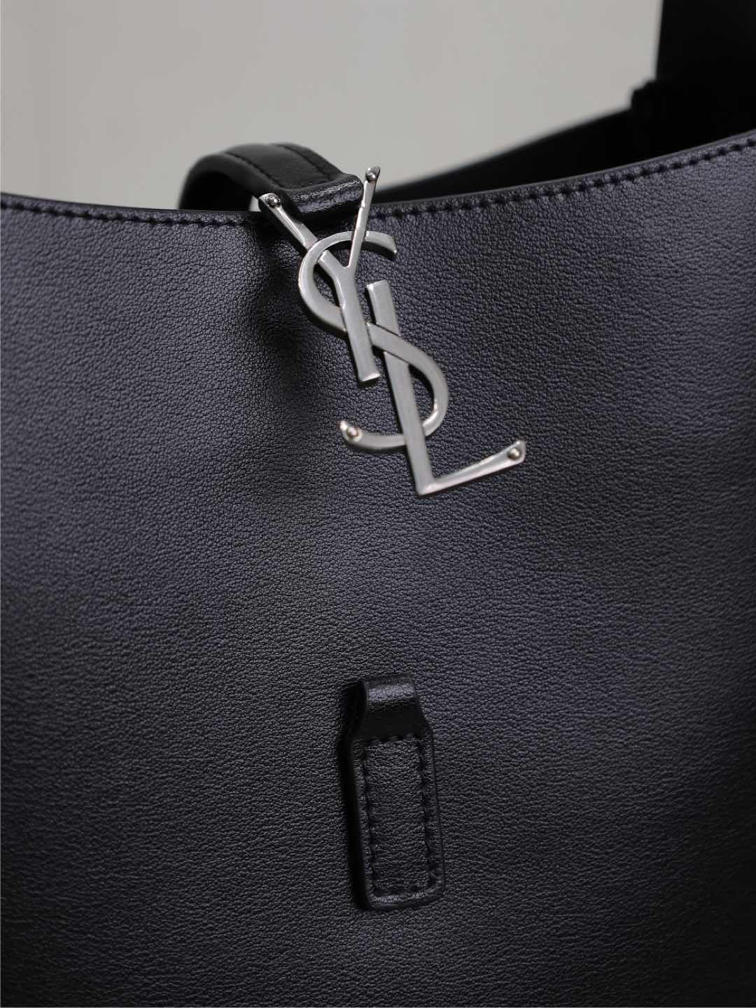 LE 5 À 7 SUPPLE BAG 23 IN BLACK CALFSKIN SILVER BUCKLE